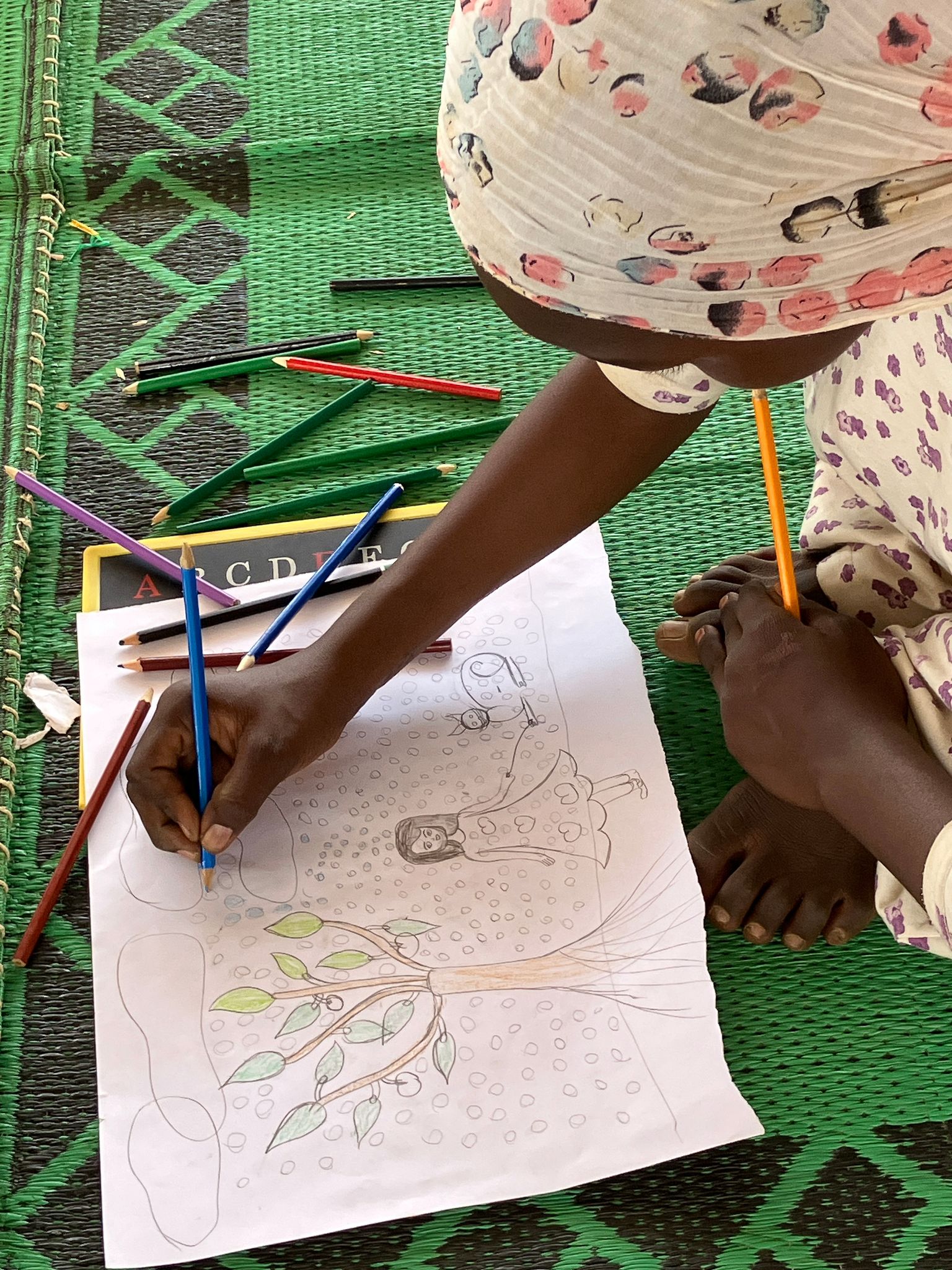 Am Anfang haben die Flüchtlingskinder Waffen und Flammen gemalt - nach Monaten malen sie wieder Blumen.