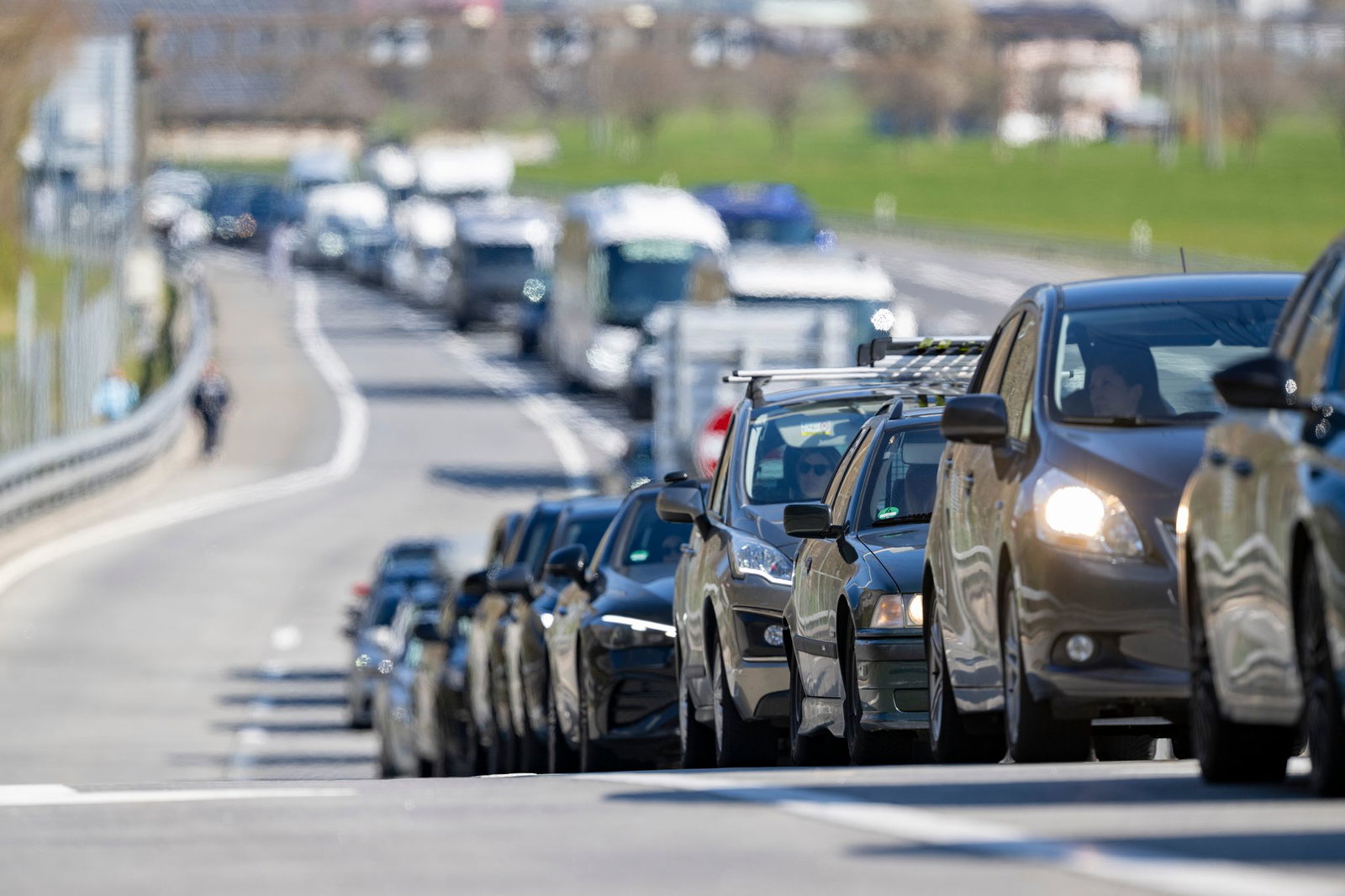 Der ADAC warnt für den Donnerstag vor dem 1. Mai vor langen Staus. (Symbolbild) 