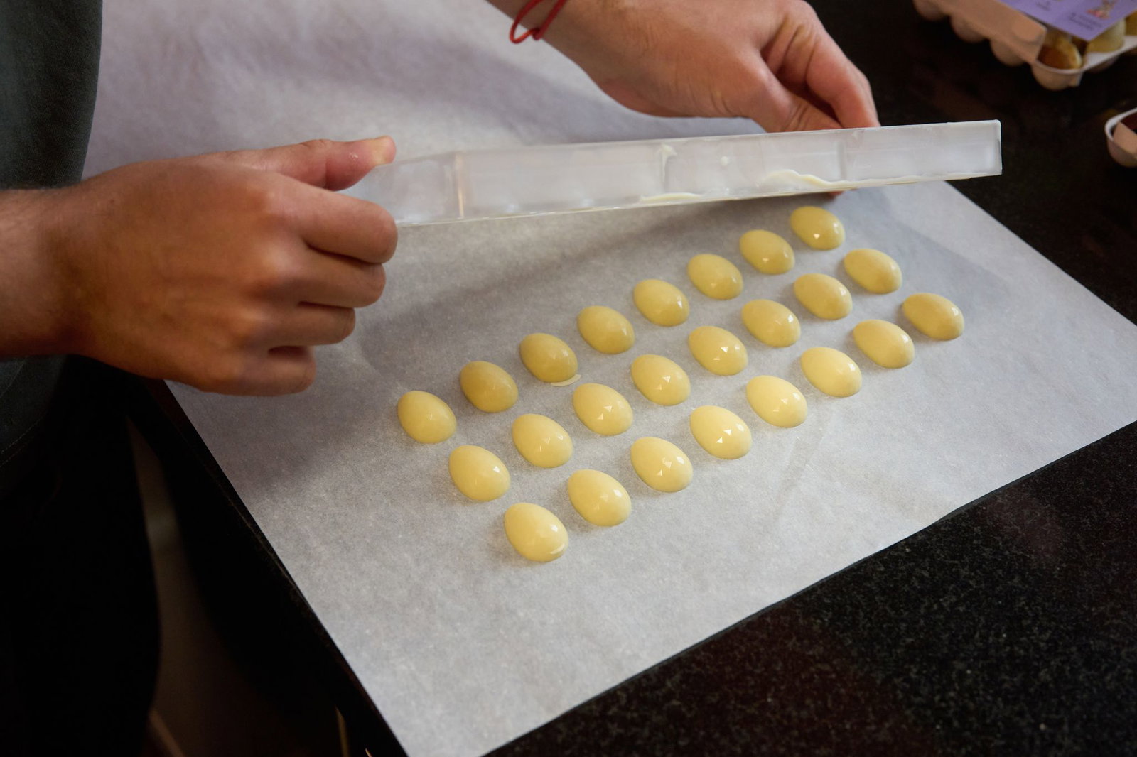 Die Herstellung von Schokoladeneiern ist Handarbeit. 