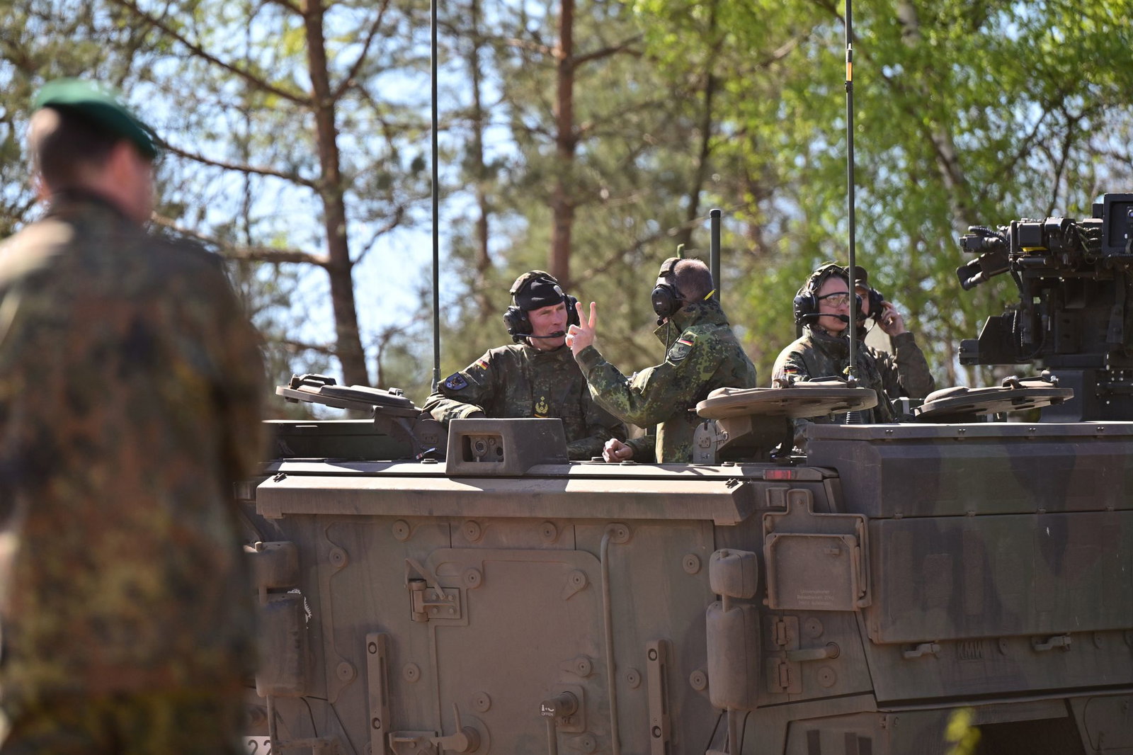 Bundeskanzler Merz kommt in einem Radpanzer vom Typ GTK Boxer zur Schießbahn.