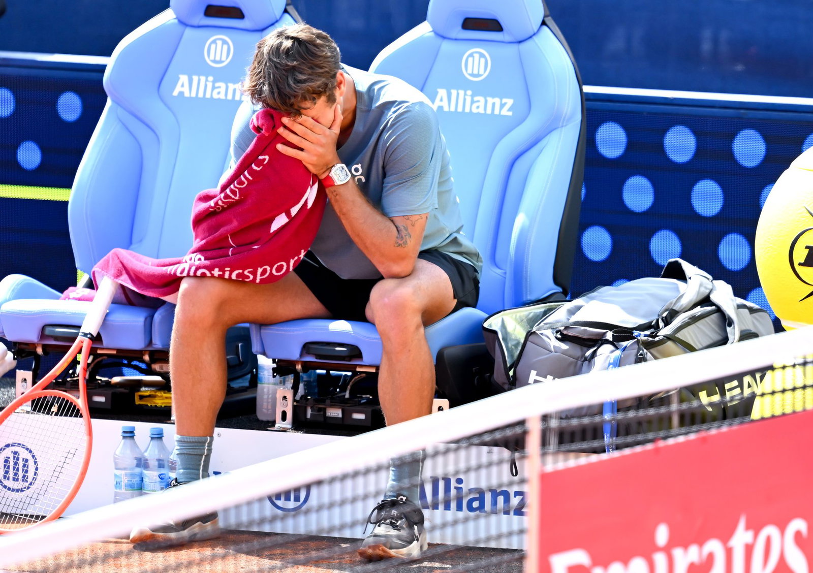 Flavio Cobolli weint nach seinem Halbfinalsieg über Alexander Zverev in München - am Tag vor dem Match war ein guter Freund gestorben.