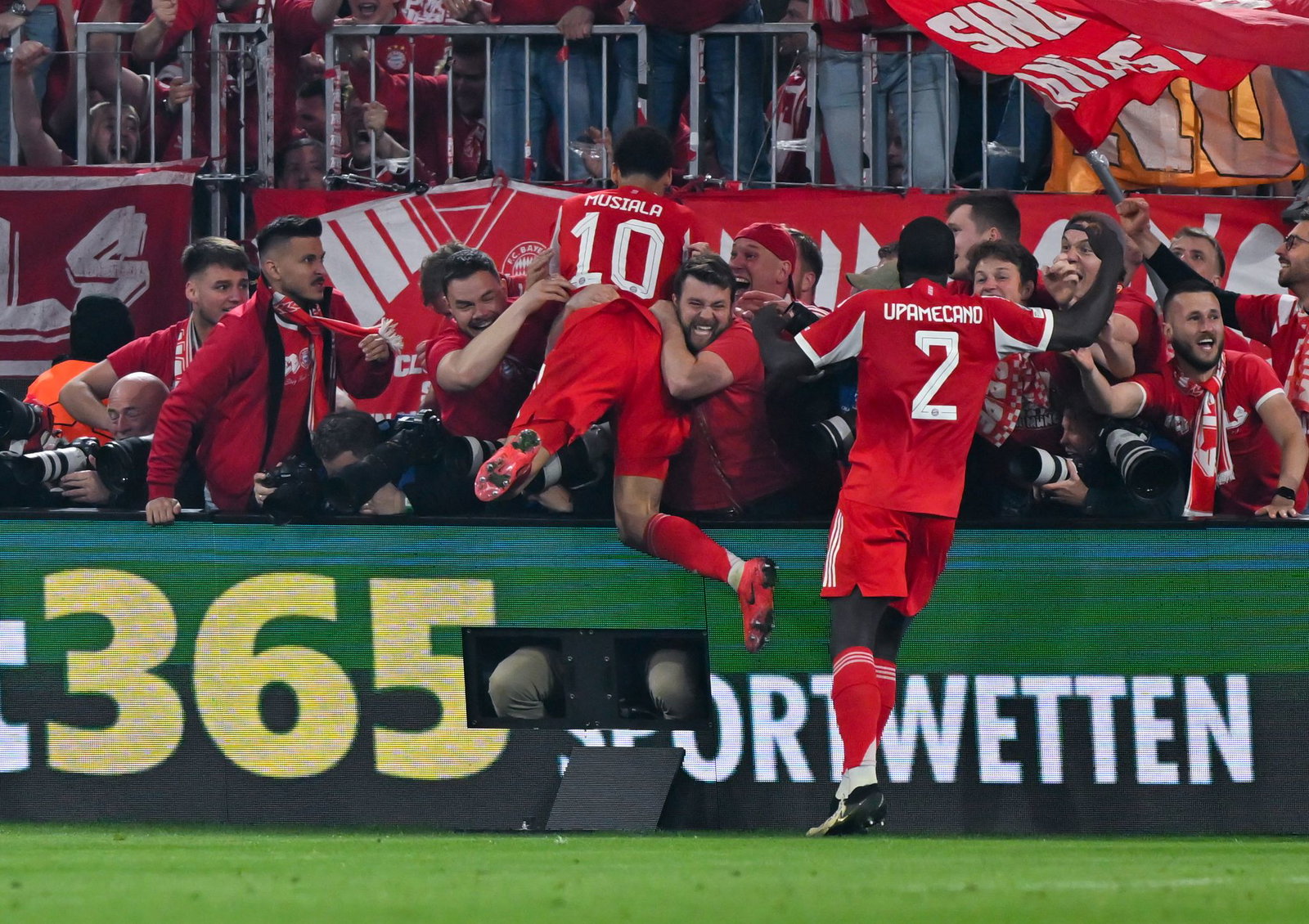 Bayern München ist von der UEFA mit einer saftigen Geldstrafe belegt worden. (Archivbild)