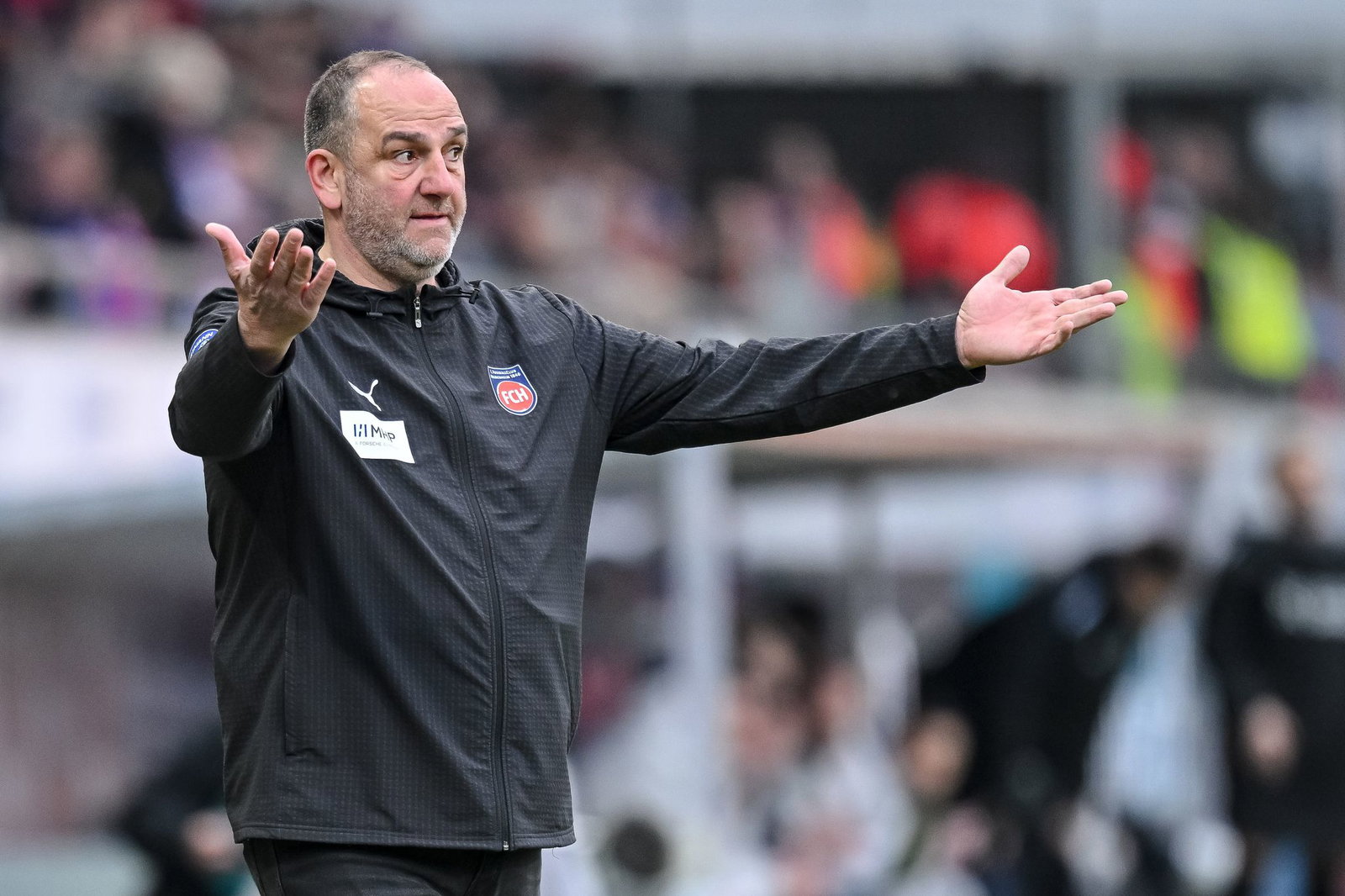 Frank Schmidt und der 1. FC Heidenheim treffen am Samstag auf Union Berlin. (Archivbild)