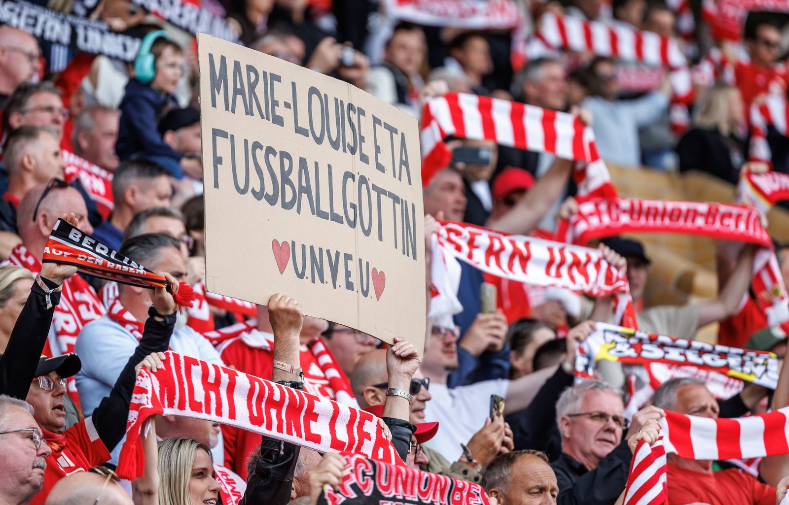 Die Union-Fans begrüßten «Fußballgöttin» Marie-Louise Eta. 