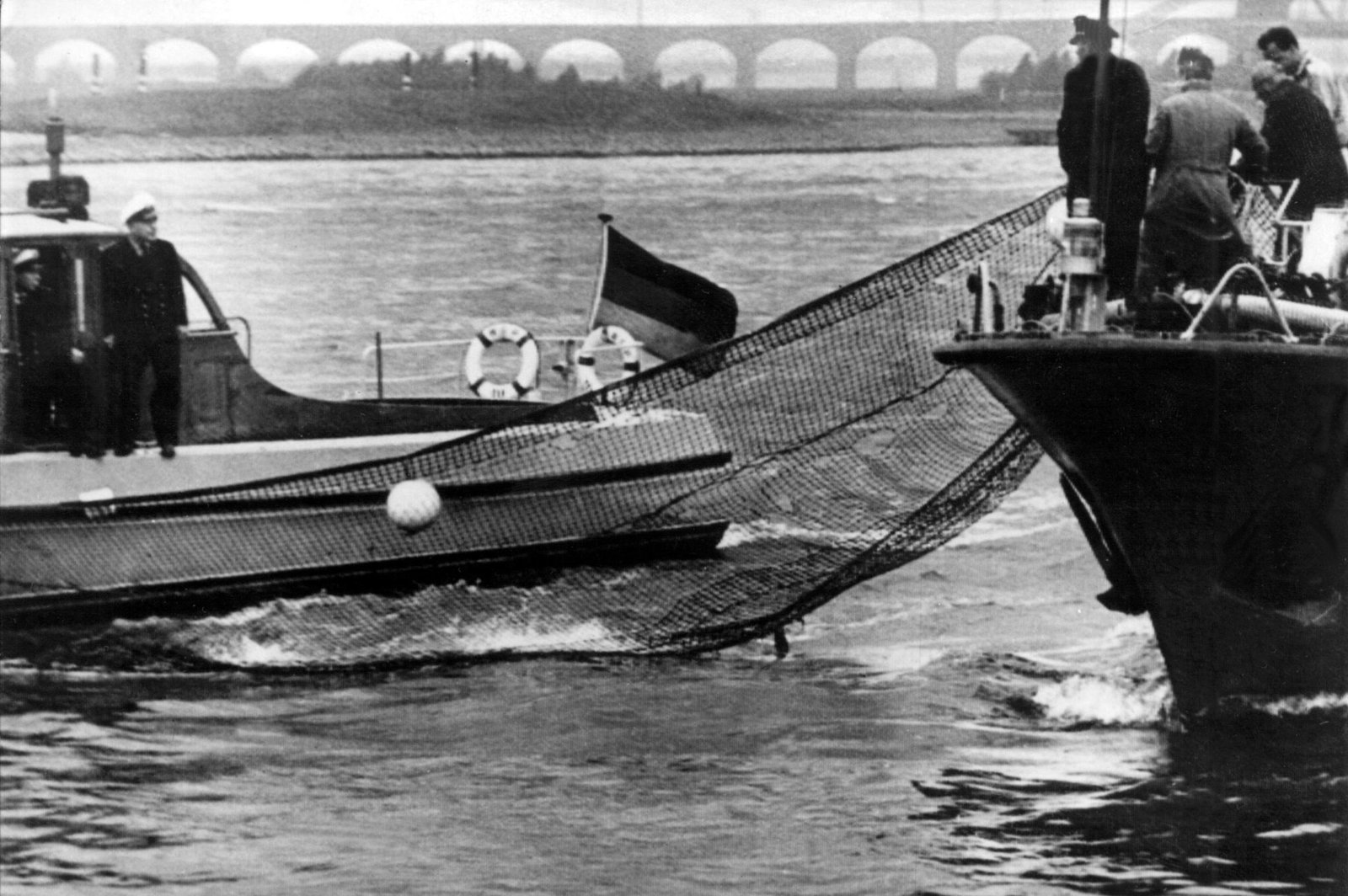 Mit Netzen und Stangen versuchten Helfer, den Wal in die richtige Richtung zu lenken - vergebens. (Archivbild)