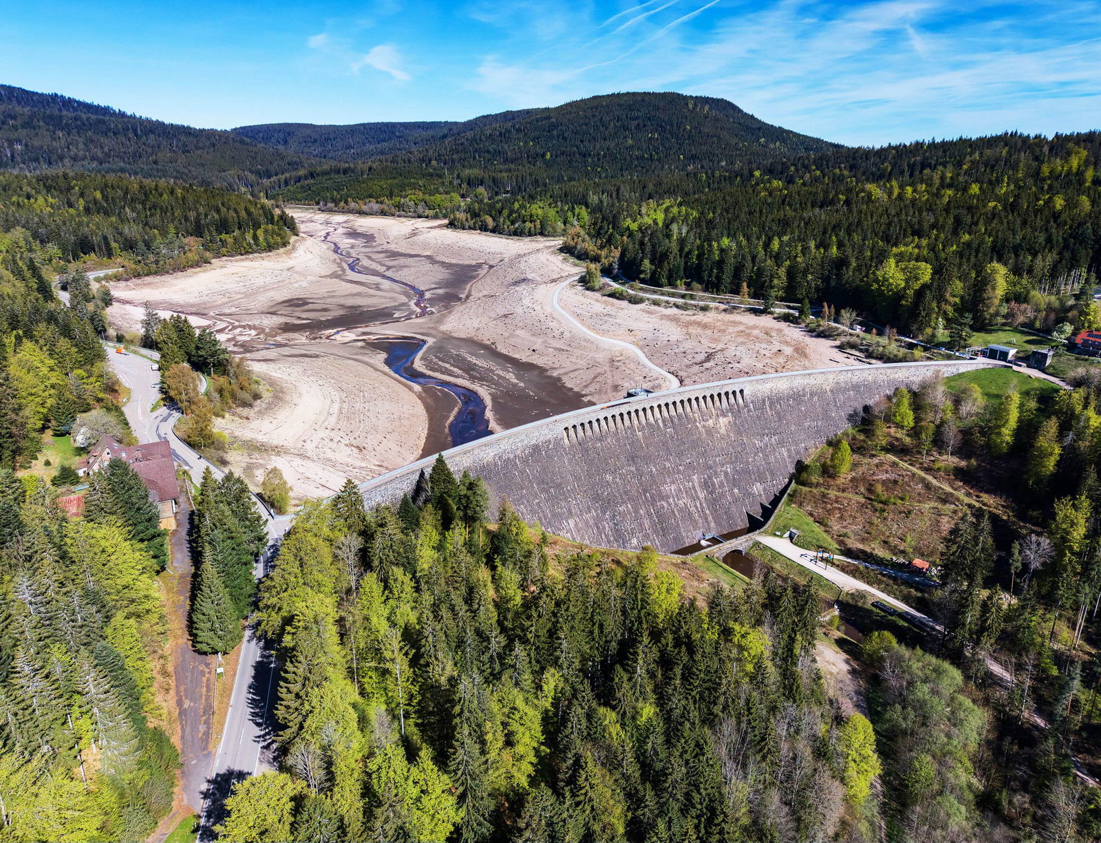 Hier passen 14 Millionen Kubikmeter Wasser rein - so viel wie in 5.600 Olympia-Schwimmbecken mit einer Bahnlänge von 50 Metern.