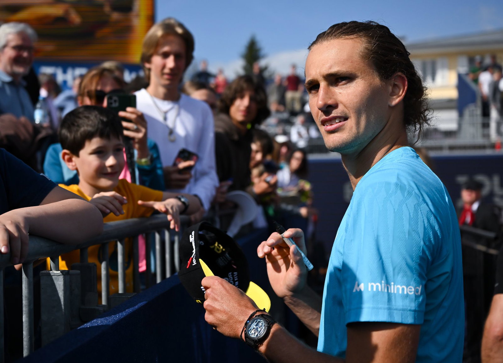 Alexander Zverev kann nach seinem klaren Achtelfinalsieg zufrieden Autogramme schreiben.