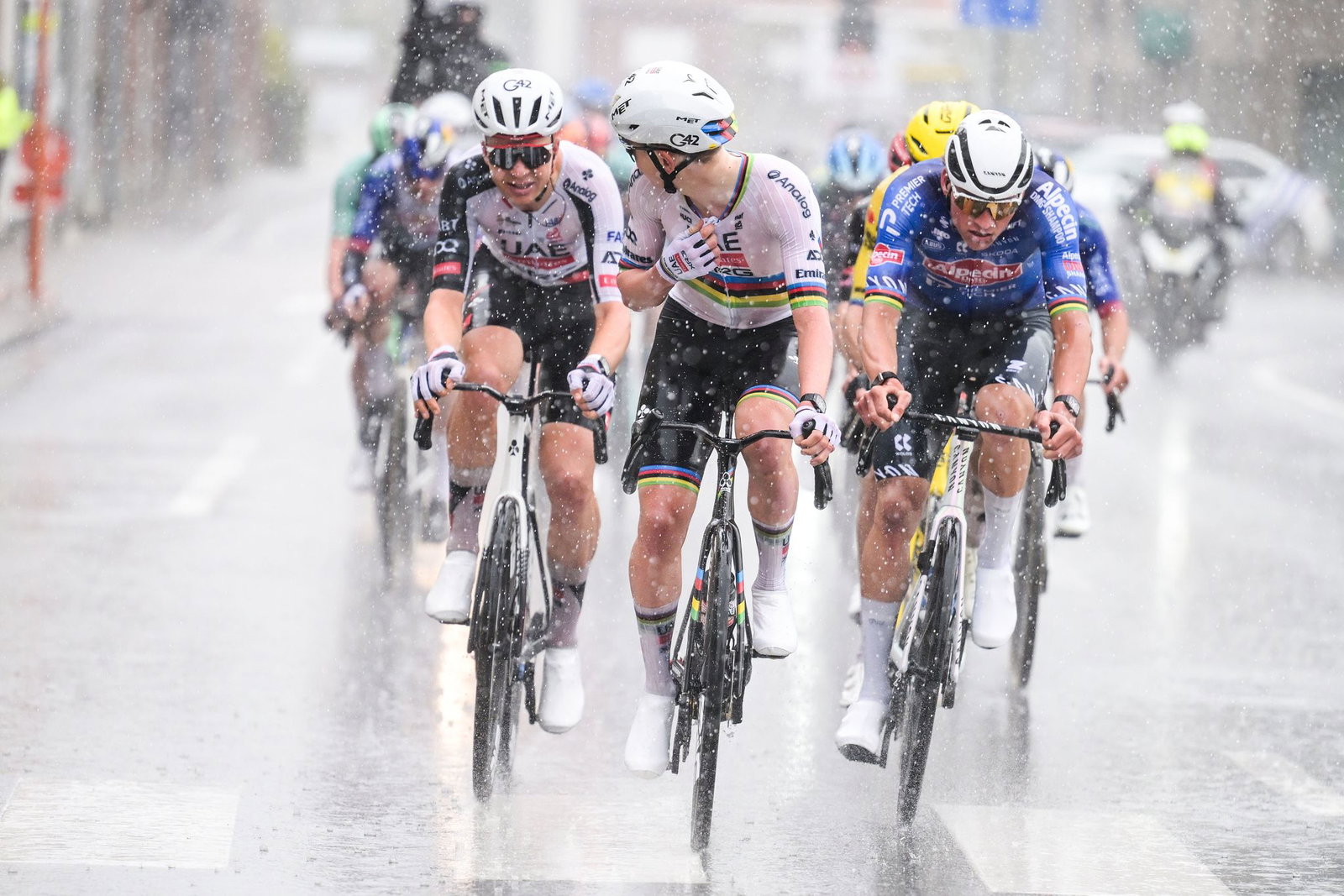 Pogacar (M) ließ sich auch vom Platzregen nicht stoppen.