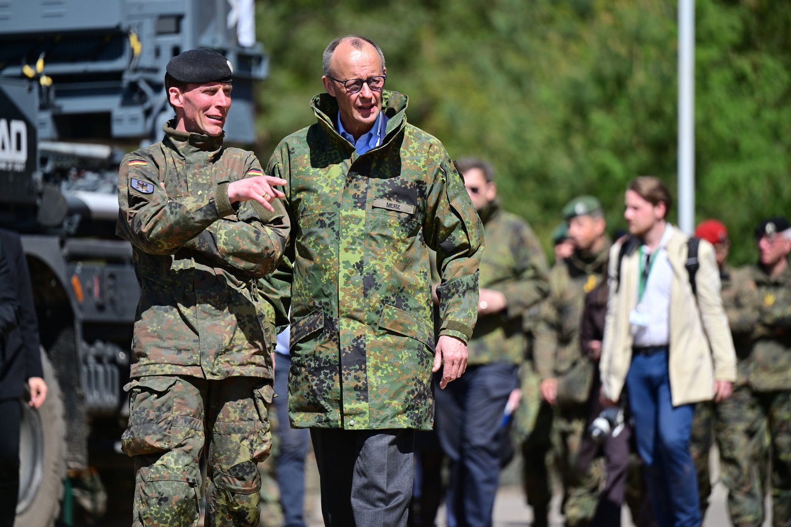 Bundeskanzler Merz (r) besucht die Bundeswehr in Munster und lässt sich vom Inspekteur des Heeres, Generalleutnant Christian Freuding, informieren.