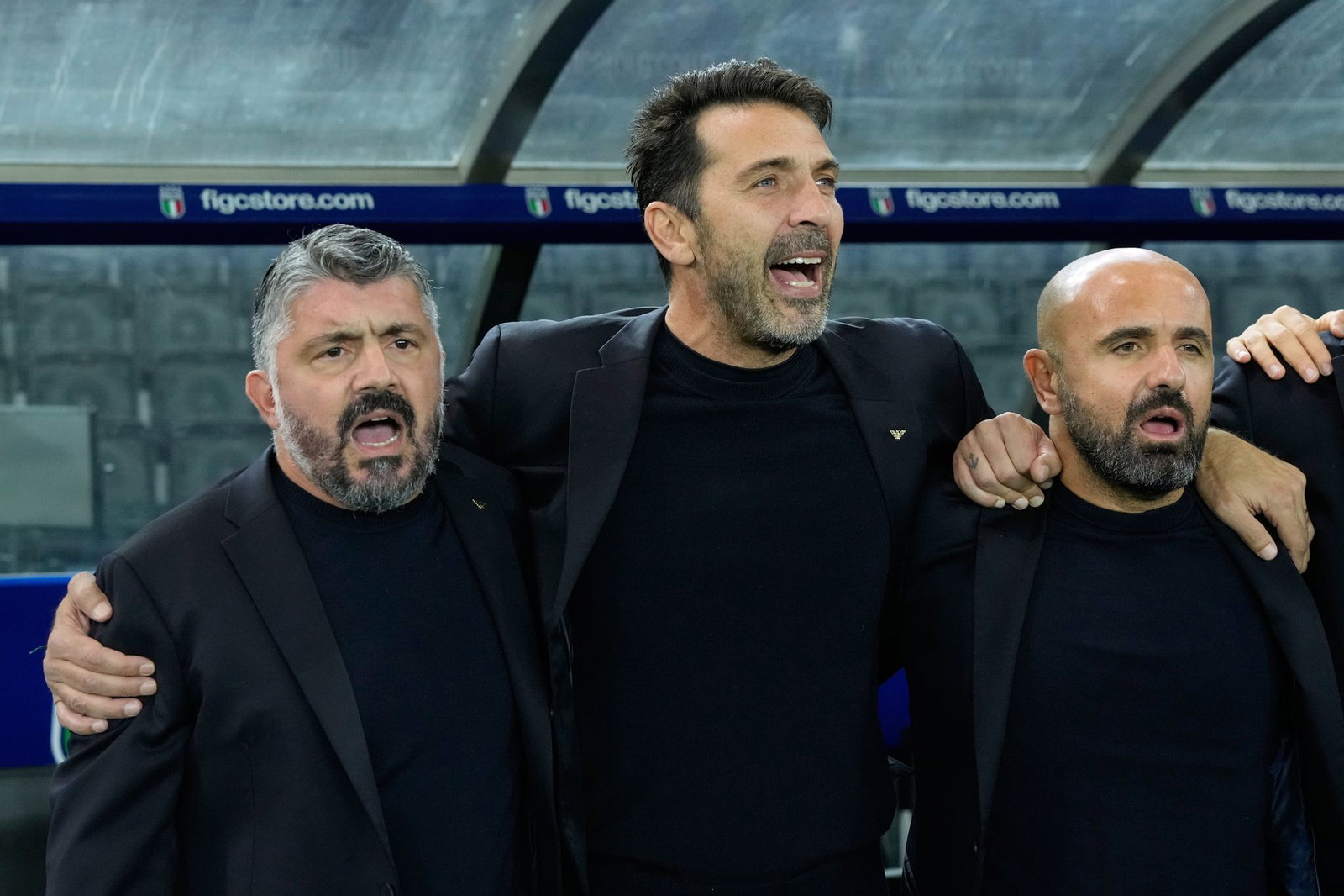 Gianluigi Buffon (m) ist zurückgetreten - aber was passiert mit Gennaro Gattuso (l)? (Archivbild)