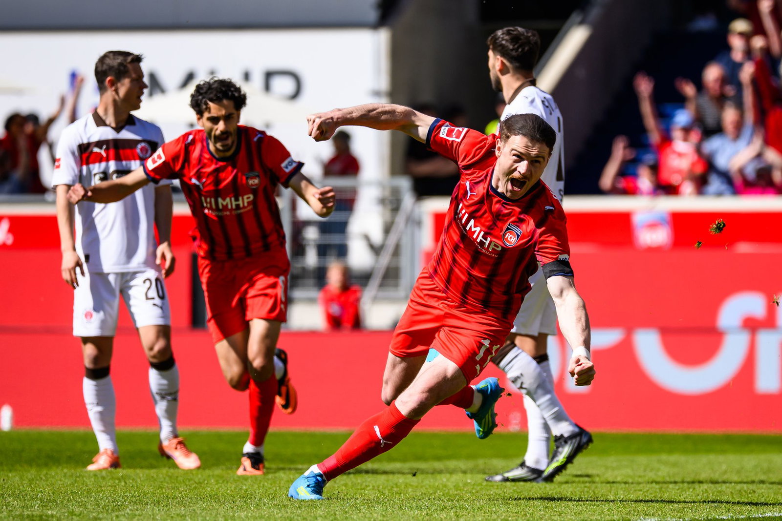 Drehte früh jubelnd ab: Torschütze Budu Siwsiwadse