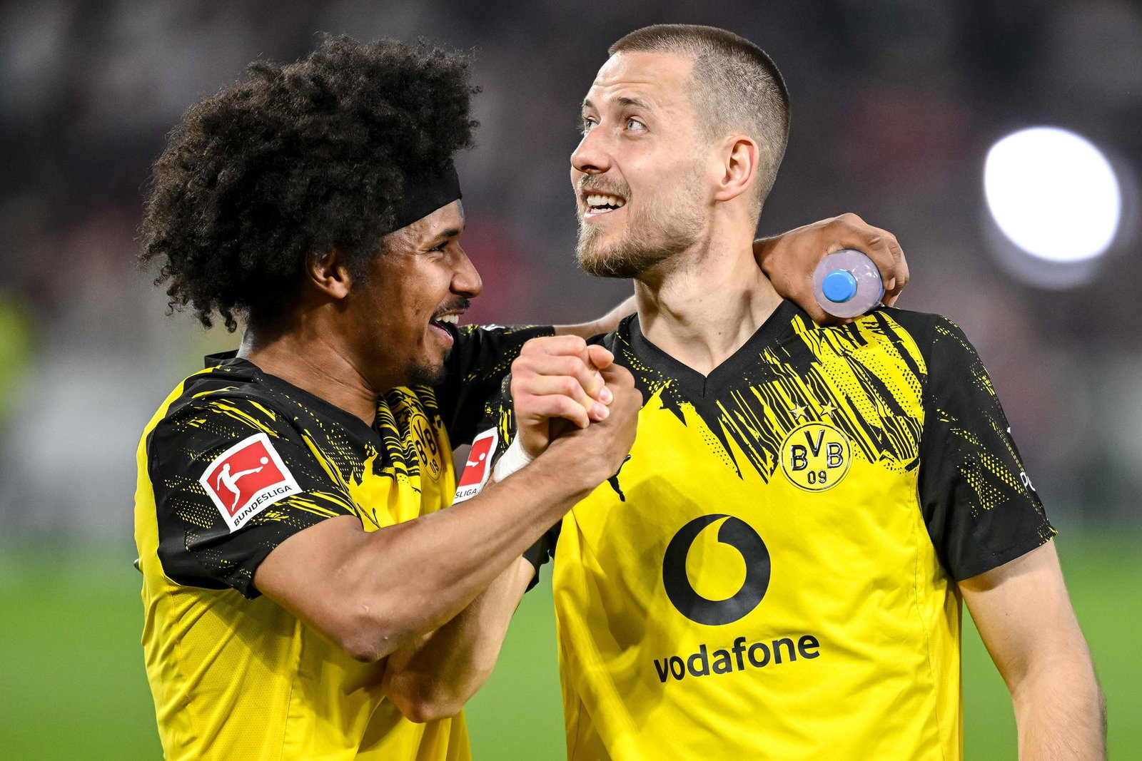 Eine irre Wende des Spiels: Dortmunds Torschütze Karim Adeyemi (l) jubelte mit dem früheren Stuttgarter Waldemar Anton über den späten Sieg.