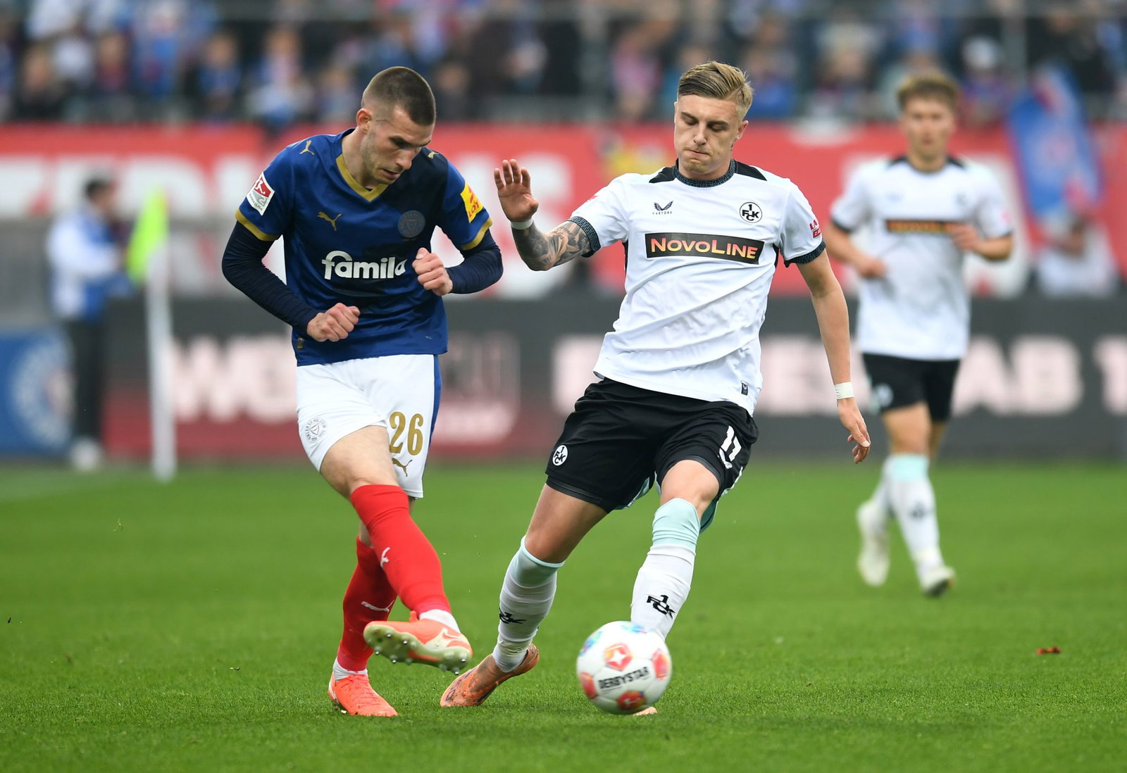 Kaiserslauterns Norman Bassette (r) stört den Kieler Torschützen David Zec.