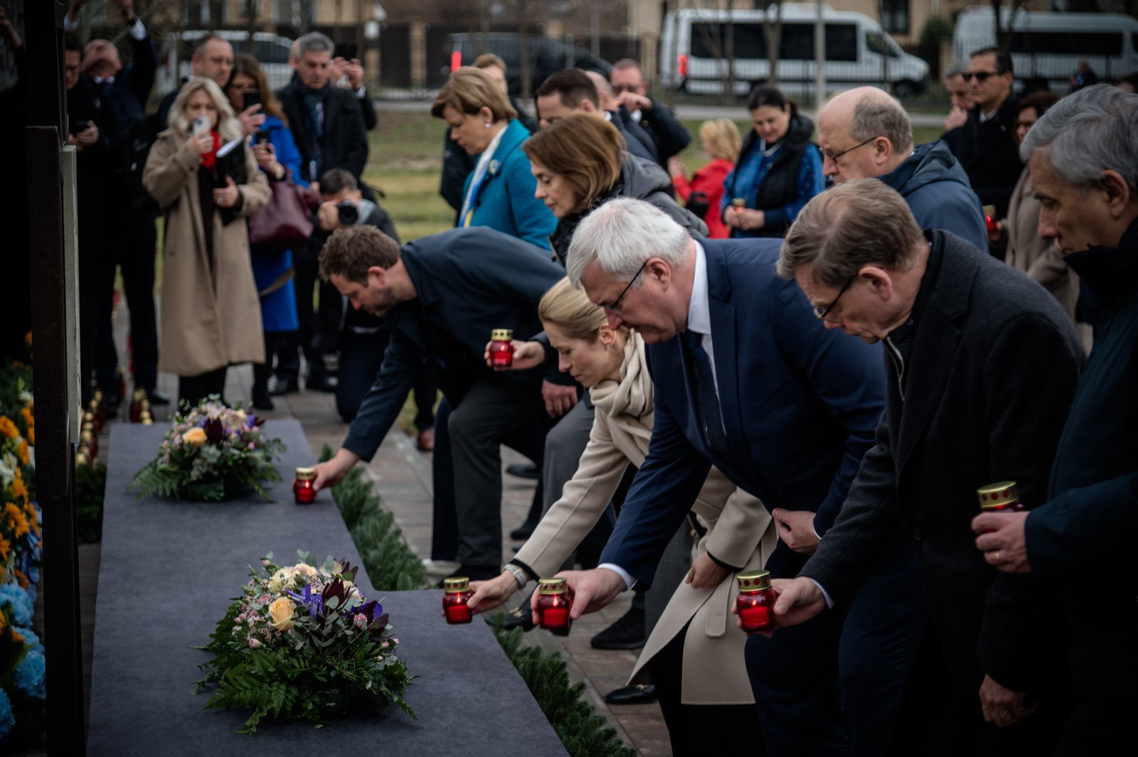 Kerzen und stille Andacht: Am vierten Jahrestag der Befreiung der ukrainischen Kleinstadt Butscha von russischen Besatzungstruppen gedenken Außenminister Johann Wadephul (r., CDU) und andere EU-Spitzenpolitiker gemeinsam mit dem ukrainischen Außenministe…