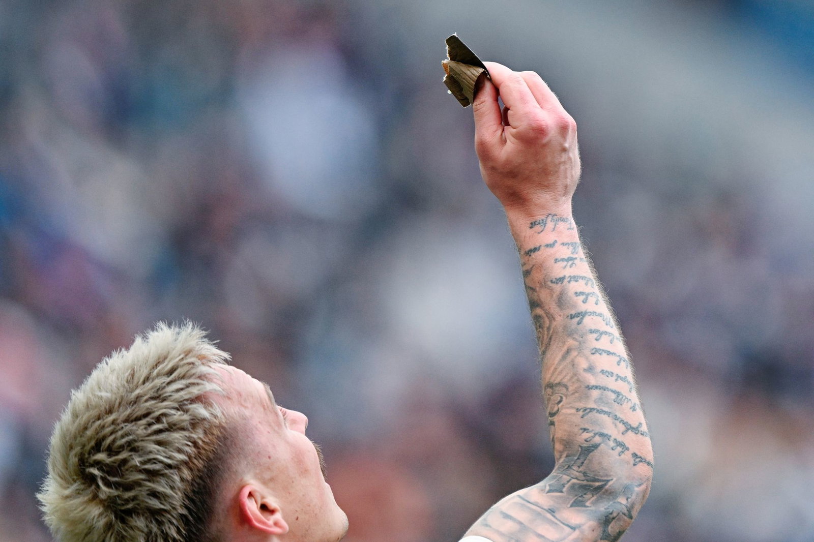 Glücksbringer unter dem Schienbeinschoner: der Mainzer Doppeltorschütze Phillip Tietz. 