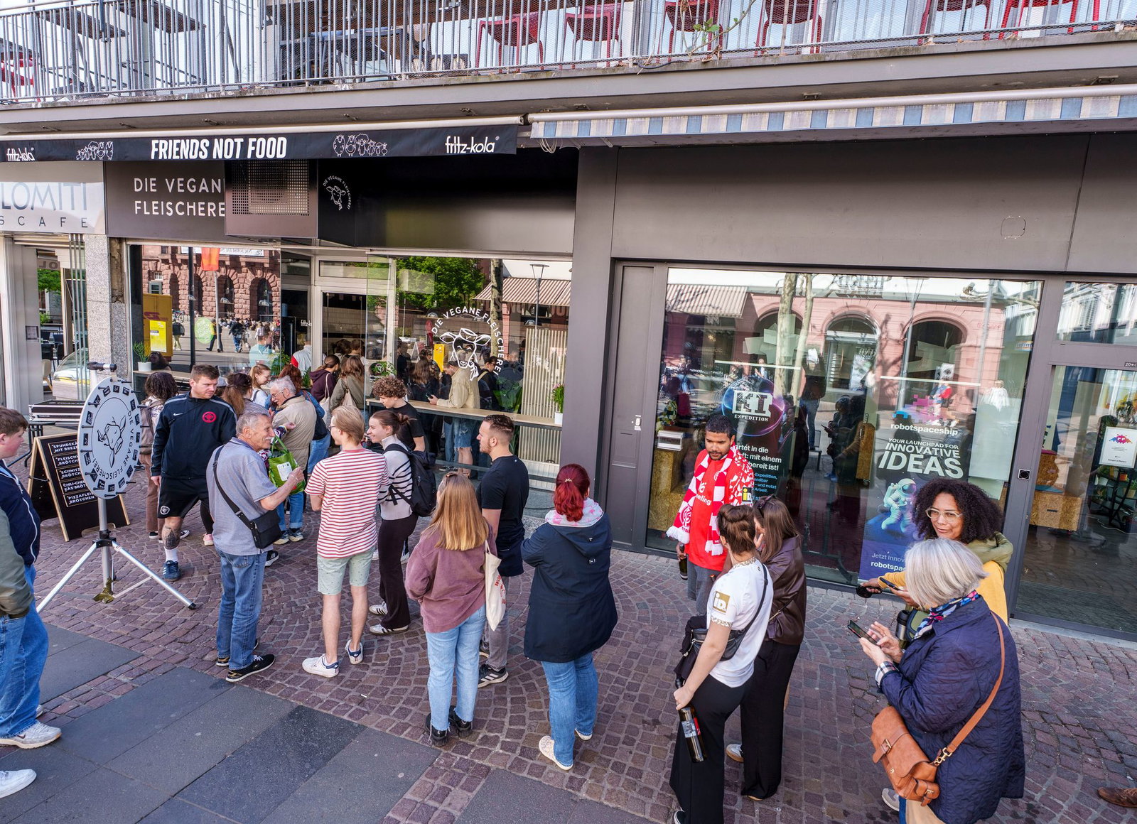 Auf großes Interesse ist die Eröffnung einer veganen Fleischerei in Mainz gestoßen.
