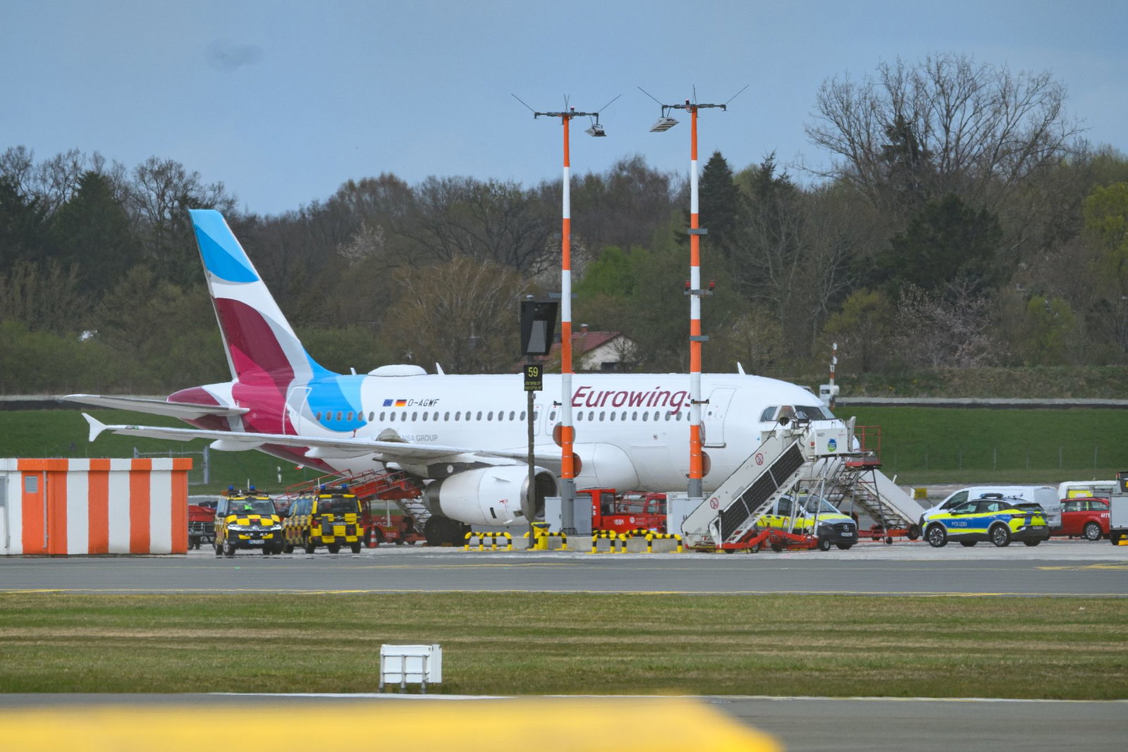 Laut der Flugdatenplattform Flightradar24 war das Flugzeug am Nachmittag am Hamburger Flughafen abgehoben, wo es keine Stunde später auch wieder landete.