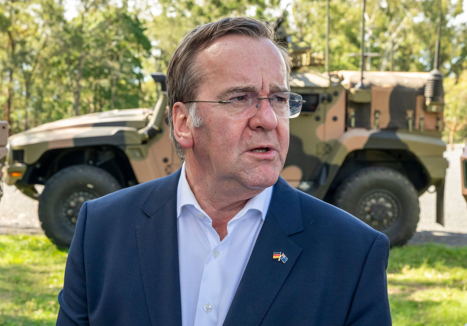 Männer der Altersgruppe 17 bis 45 brauchen nach Angaben von Verteidigungsminister Boris Pistorius (SPD) keine Genehmigung für lange Auslandsaufenthalte. (Archivbild)