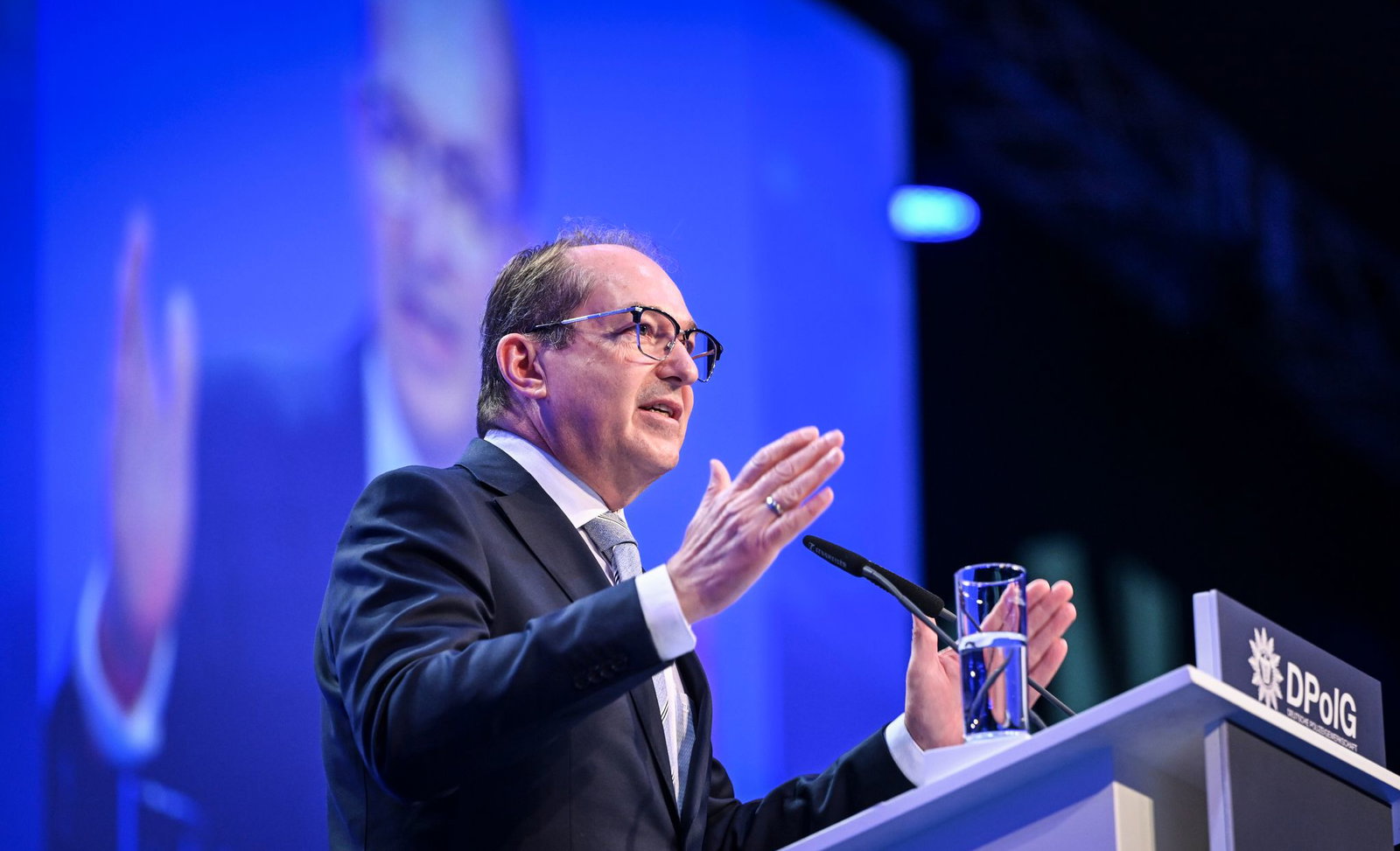 Bundesinnenminister Alexander Dobrindt (CSU) erhält beim Bundeskongress der Deutschen Polizeigewerkschaft (DPolG) viel Applaus. 