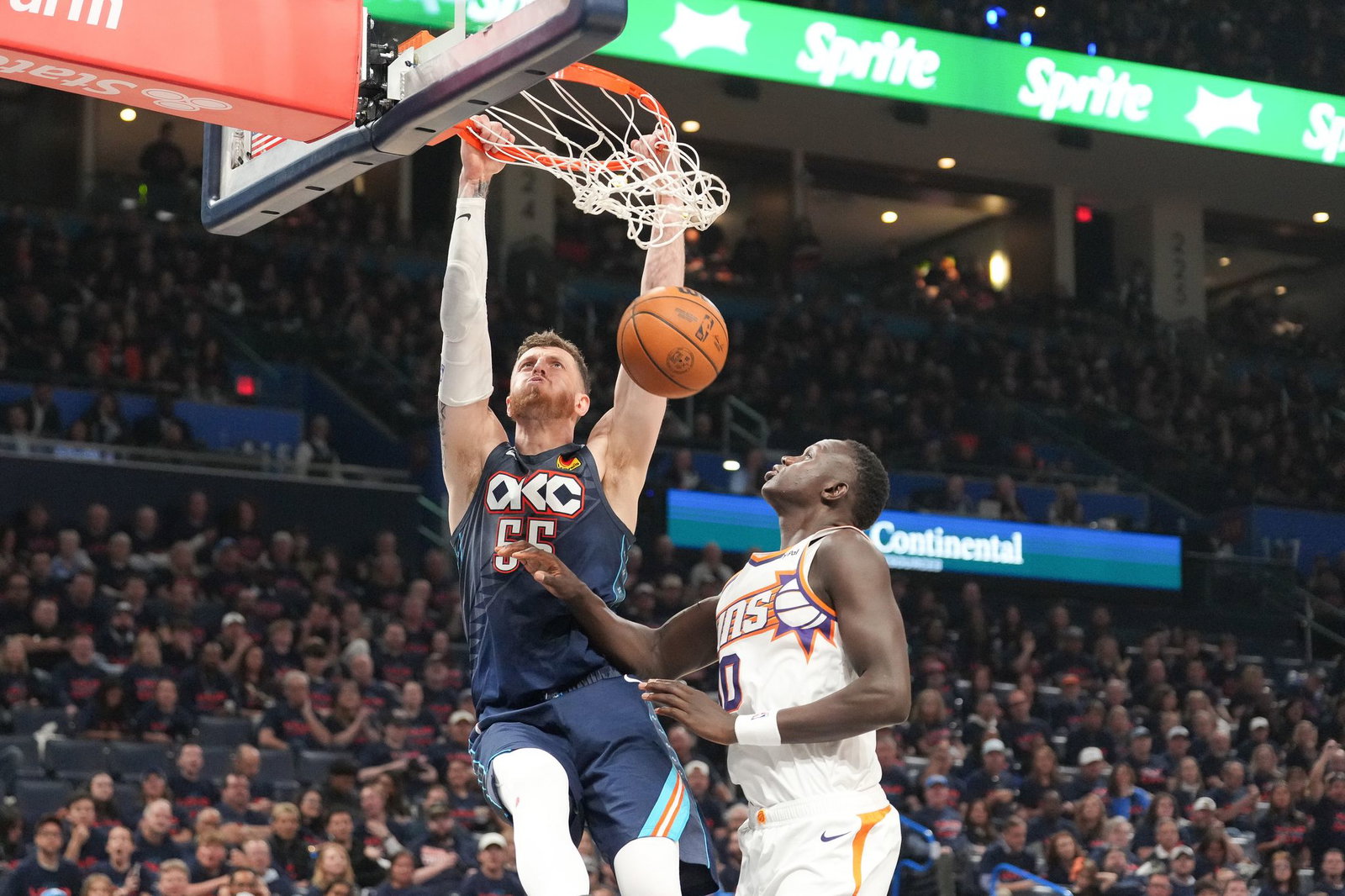 Die Oklahoma City Thunder um Isaiah Hartenstein (l) sind weiter auf Kurs.