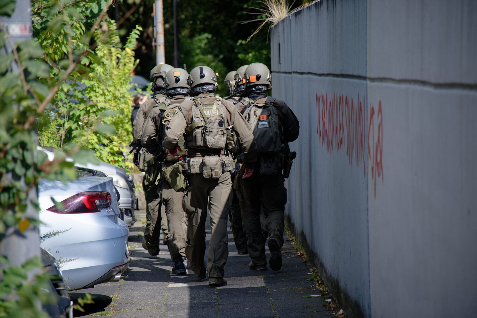 Nach dem Angriff an der Schule konnte der Täter zunächst flüchten. (Archivbild)