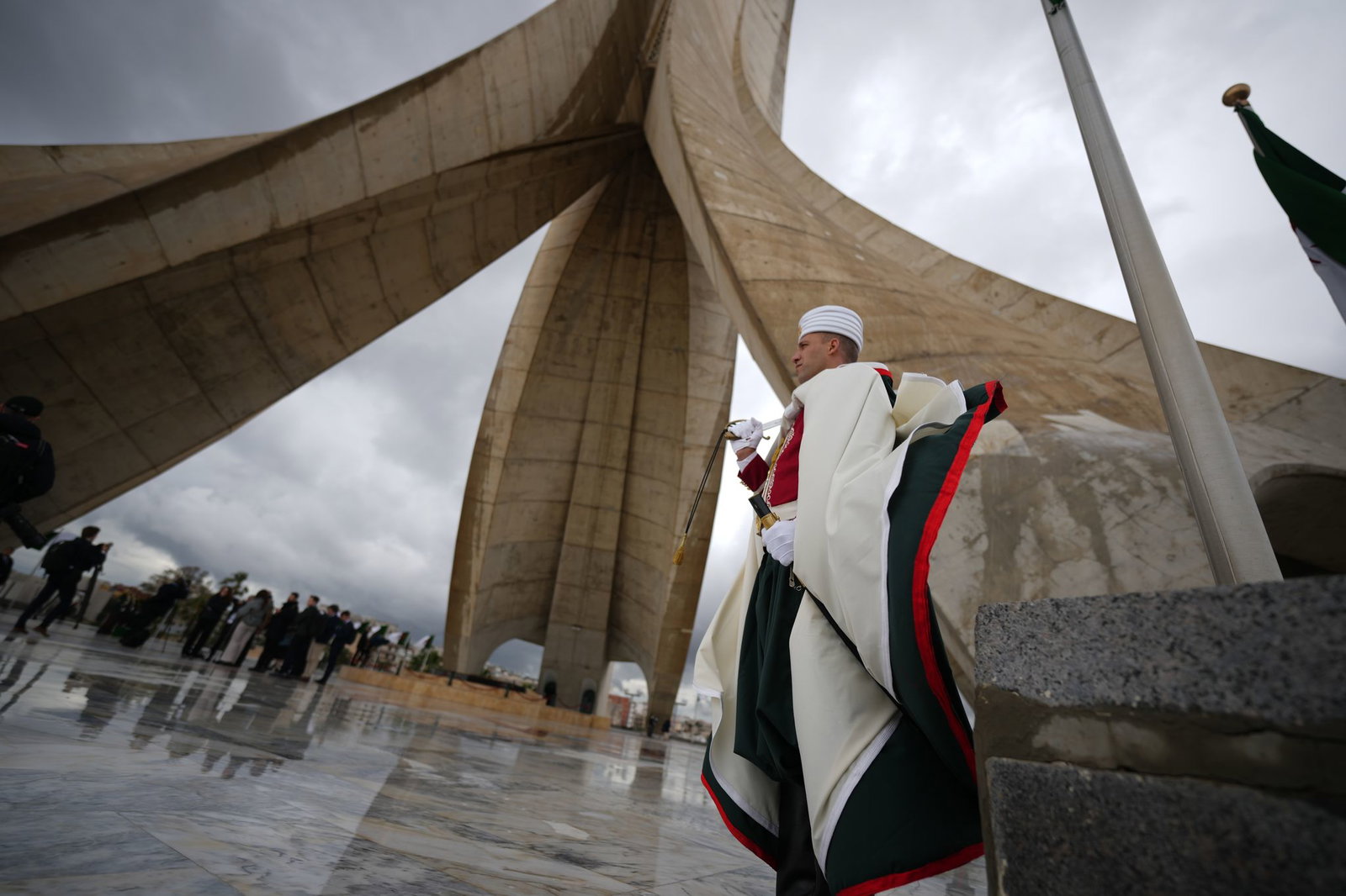 Der erste Weg führte den Papst in Algier zu einem Denkmal.