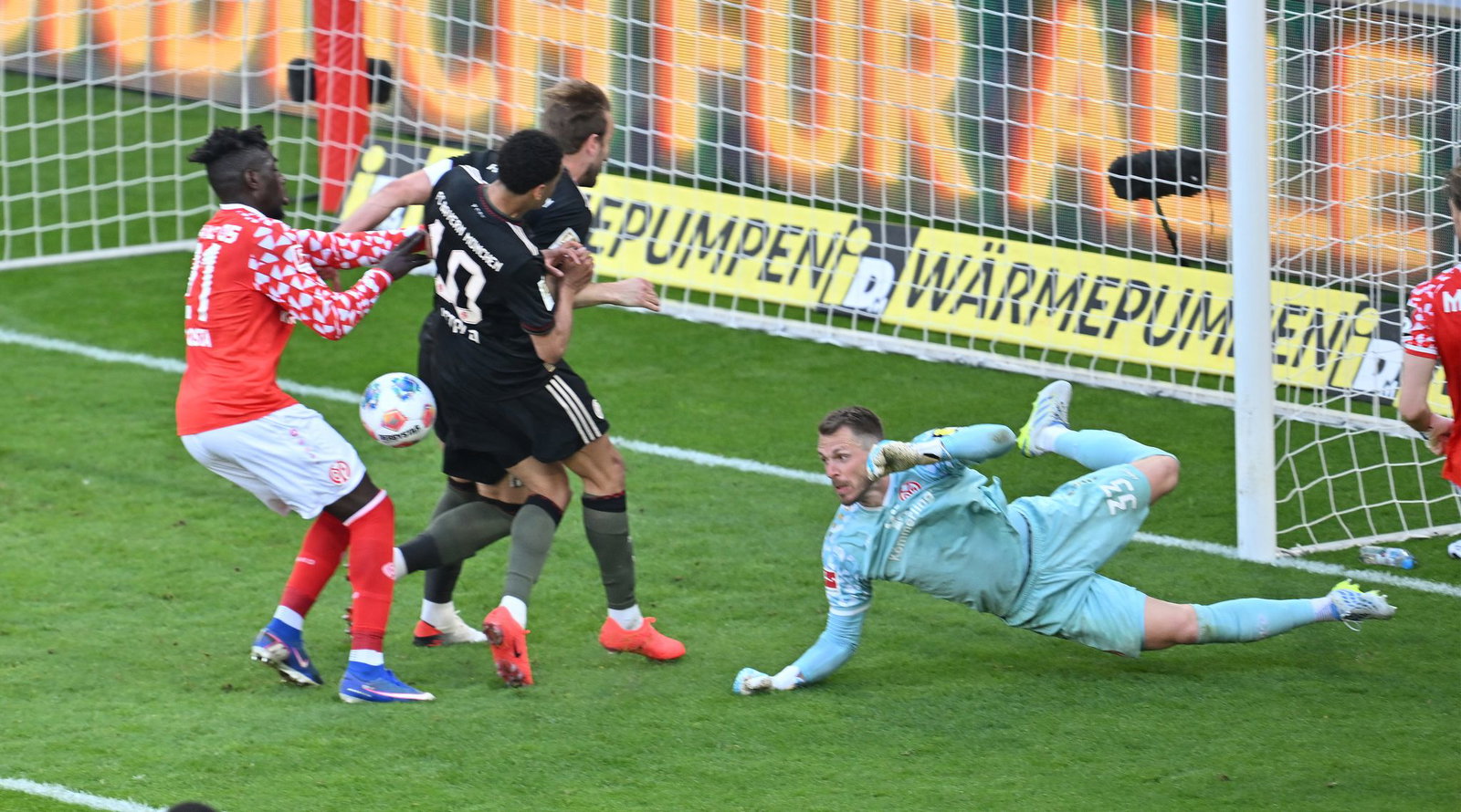 Hatte mit einem Tor und einer Vorlage großen Anteil am Bayern-Sieg: Jamal Musiala (M).