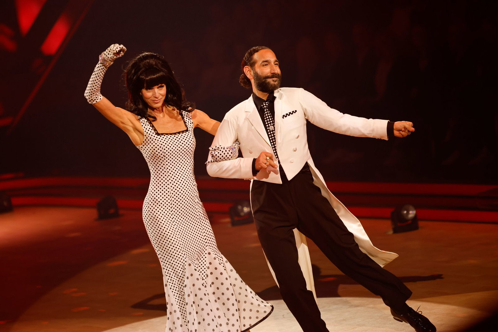 Aus gesundheitlichen Gründen ist Esther Schweins (l.) vorzeitig raus aus der Show. (Archivbild) 