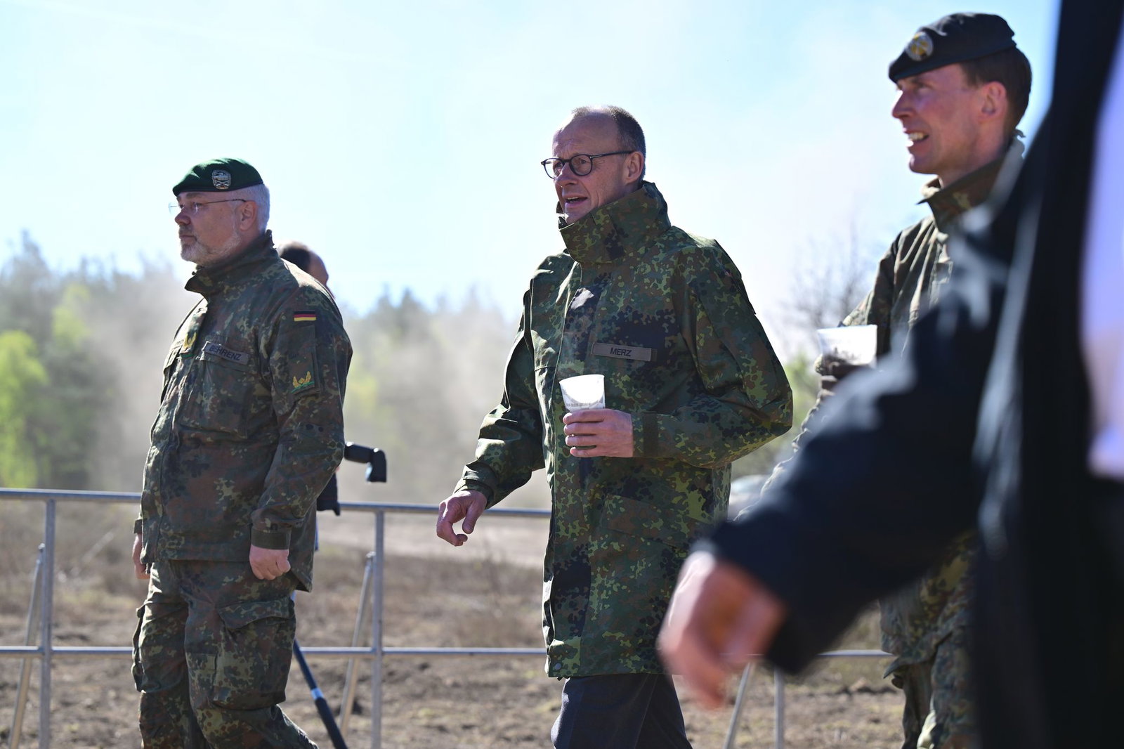 Bundeskanzler Merz besucht die Bundeswehr in Munster. 