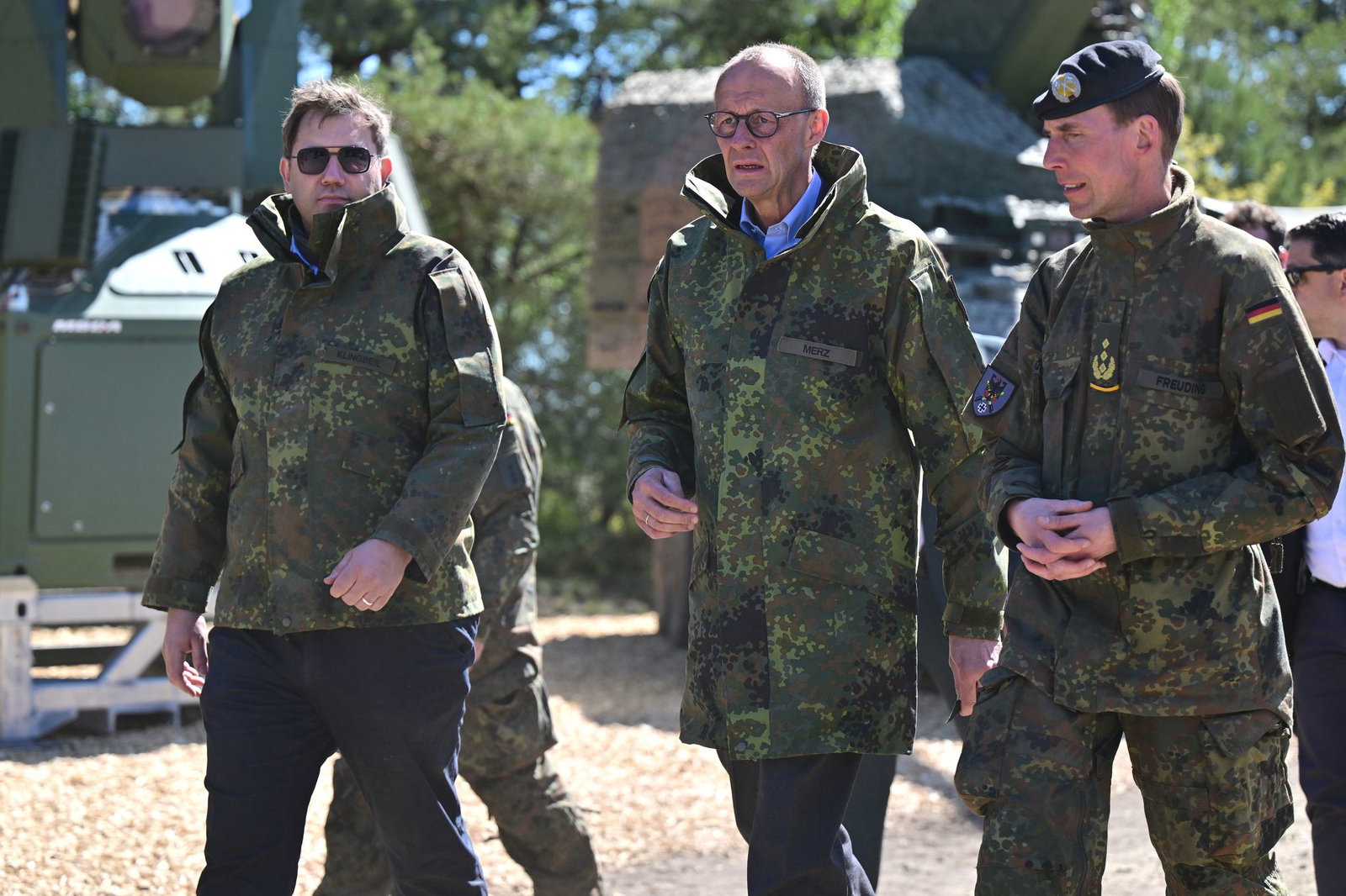 Neben Merz (Mitte) war auch Vizekanzler Klingbeil (l) dabei.