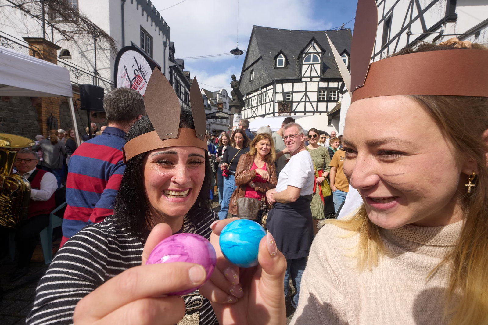 Welches Ei hält stand? In Winningen an der Mosel werden gefärbte Exemplare gegeneinander gedrückt, Eierkibben nennt sich das. (Archivfoto)