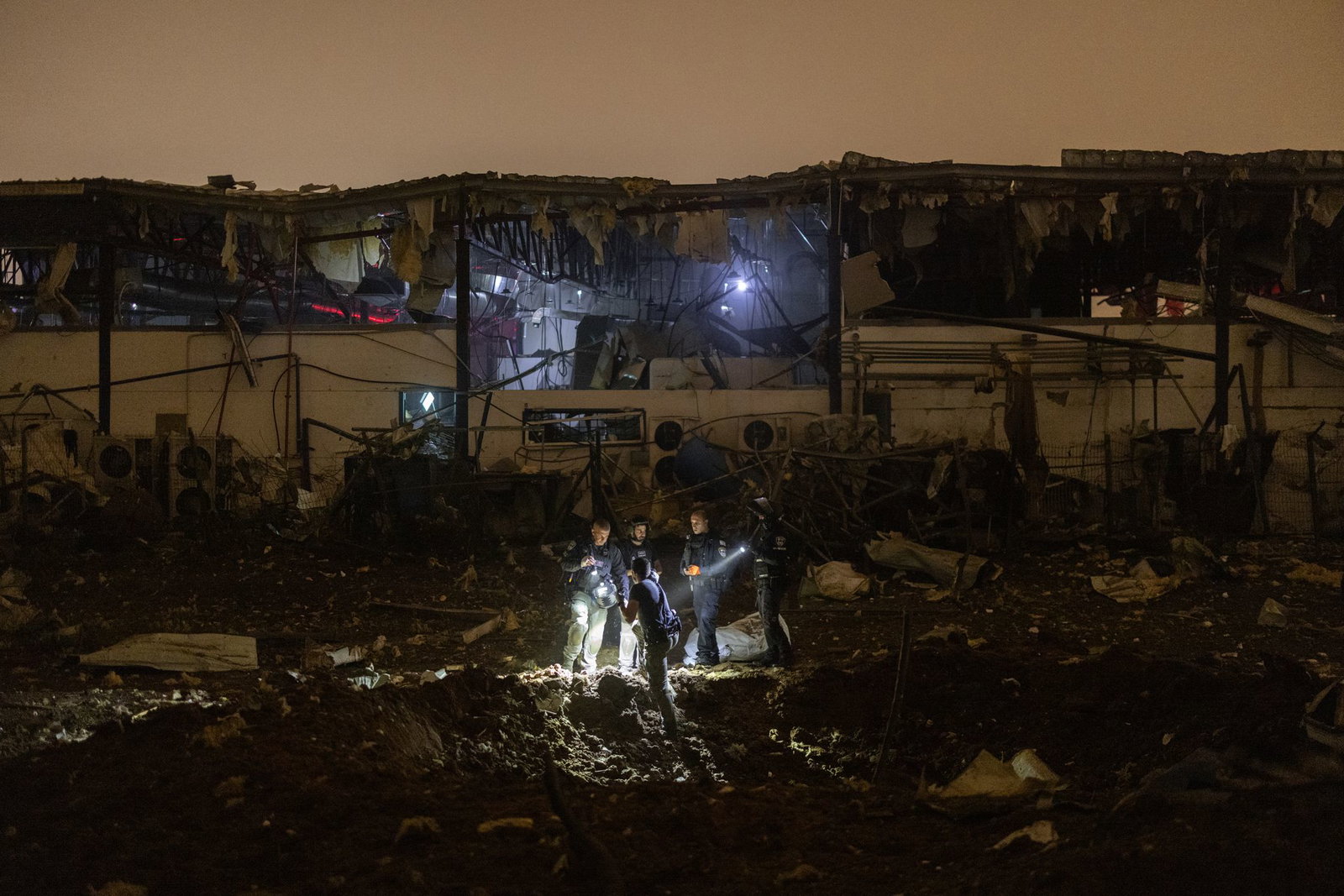 In der Stadt Petach Tikva bei Tel Aviv schlug ein Geschoss ein. 