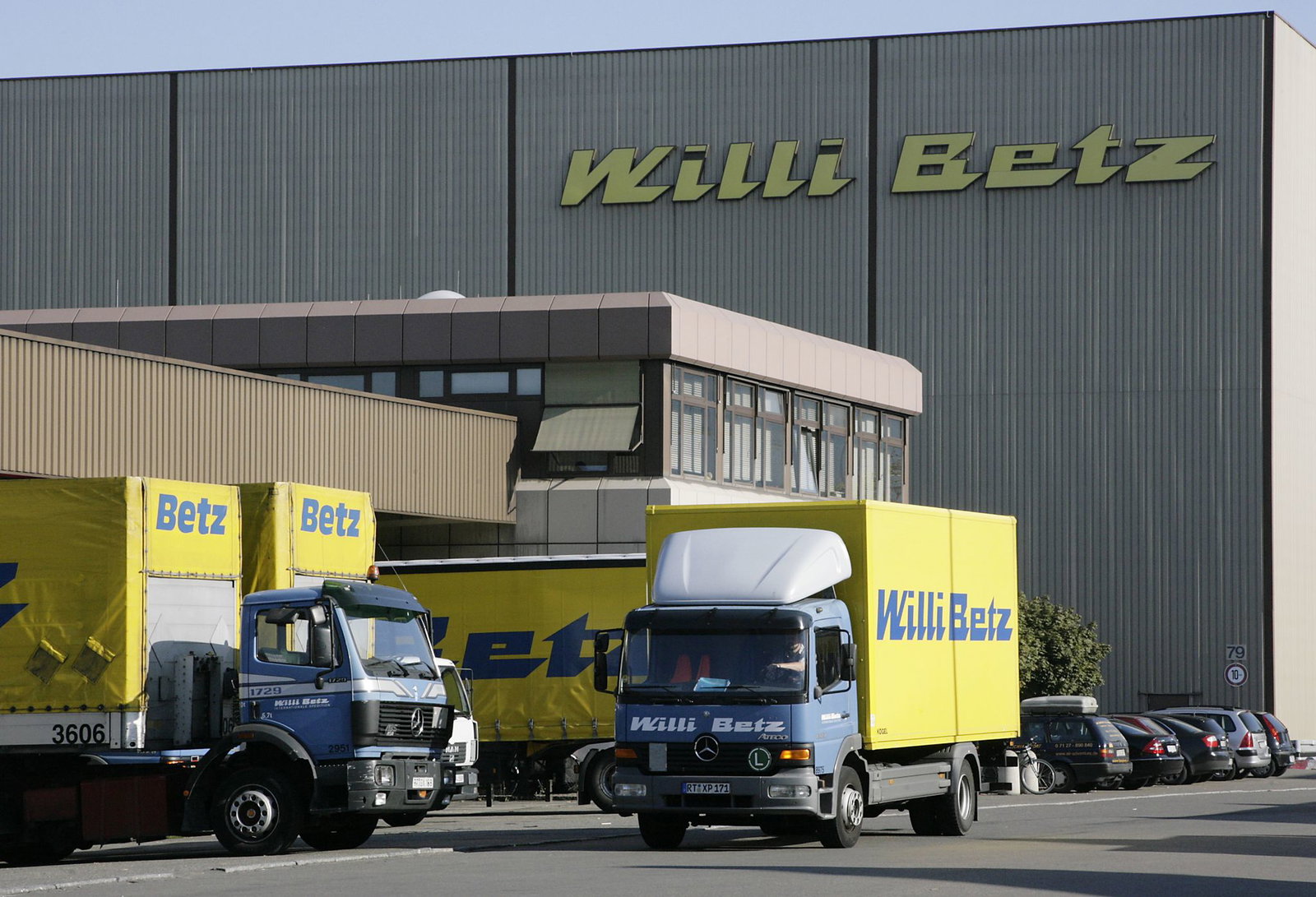 Lastwagen der Spedition Willi Betz stehen auf dem Gelände des Firmenhauptsitzes. (Archivbild)