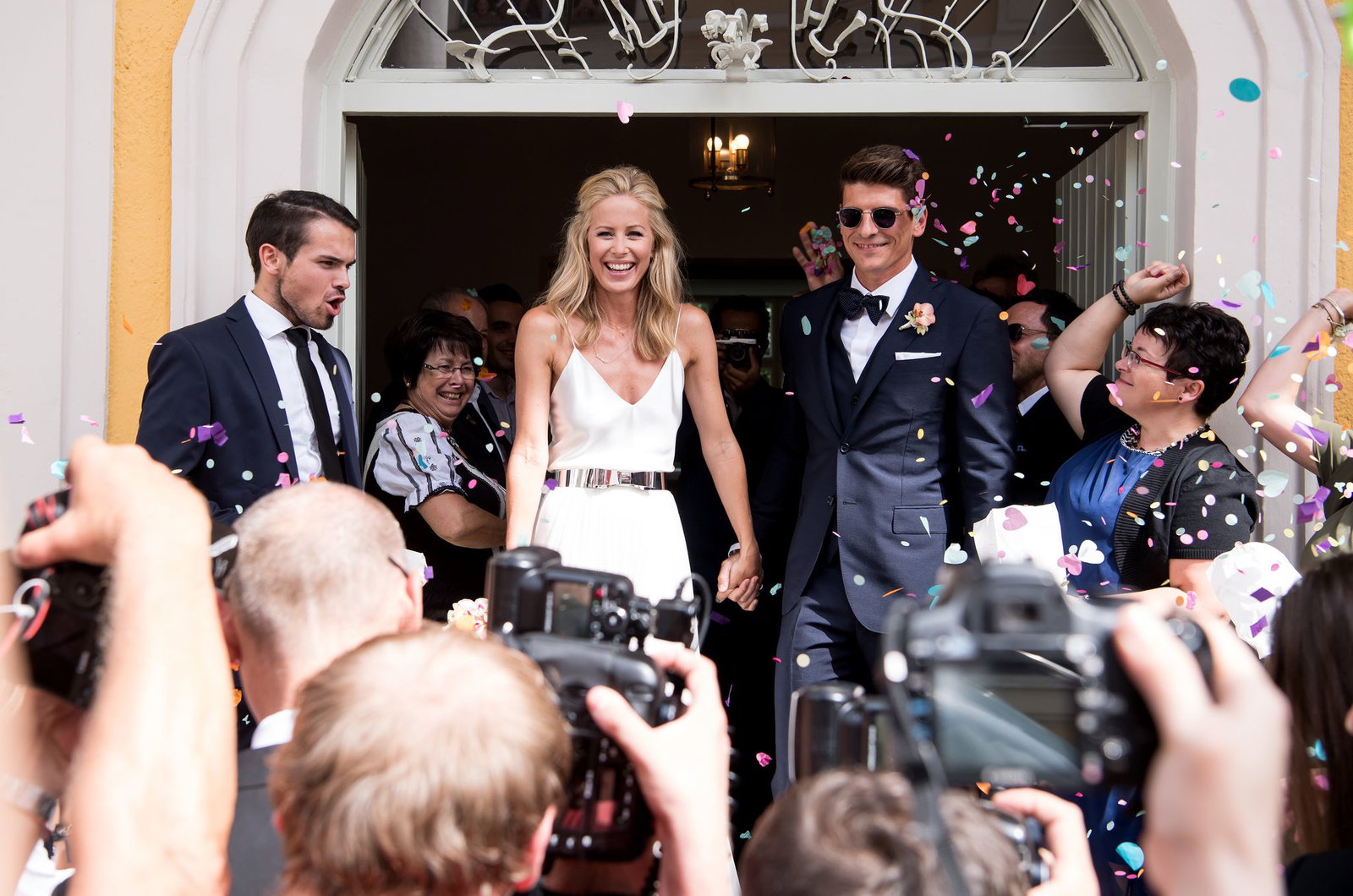 Mario Gomez (r) und seine Frau Carina heirateten vor fast zehn Jahren. (Archivbild)