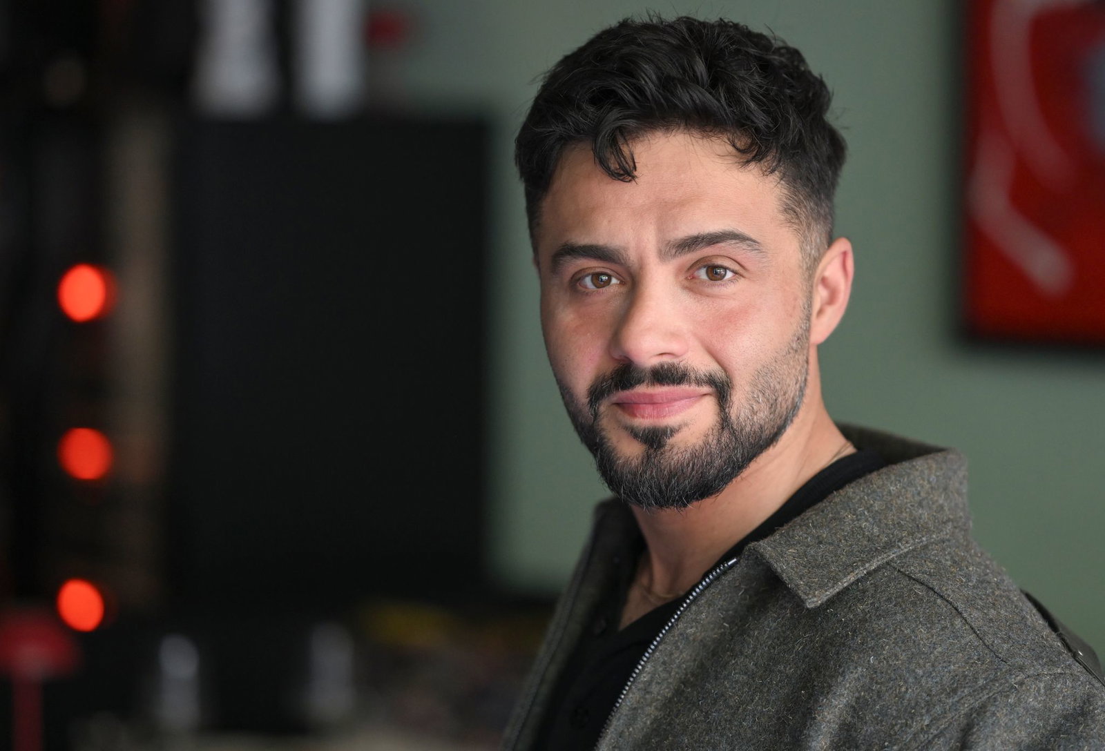 Der Schauspieler Aram Arami bei einem Fototermin mit der Deutschen Presse-Agentur in Berlin im April 2026.