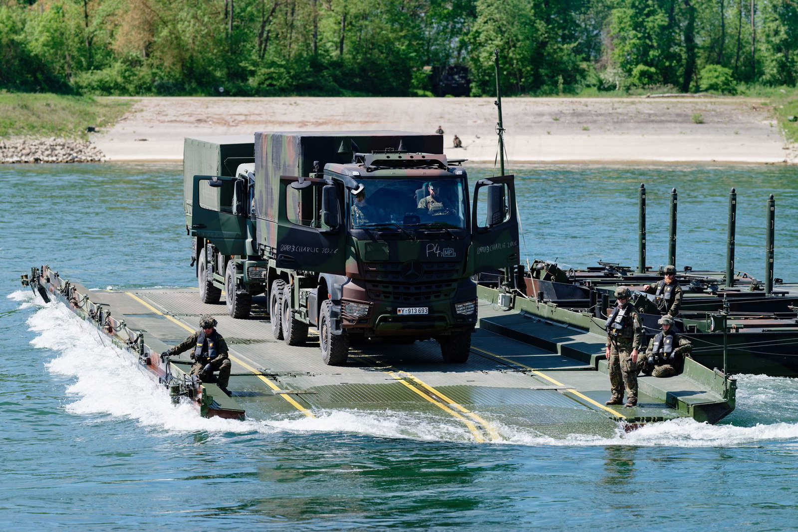 Die Übung der Feldjäger heißt «Orange Road», benannt nach der Waffenfarbe der Militärpolizei der Bundeswehr. Geübt wird unter anderem mit einer Schwimmbrücke.
