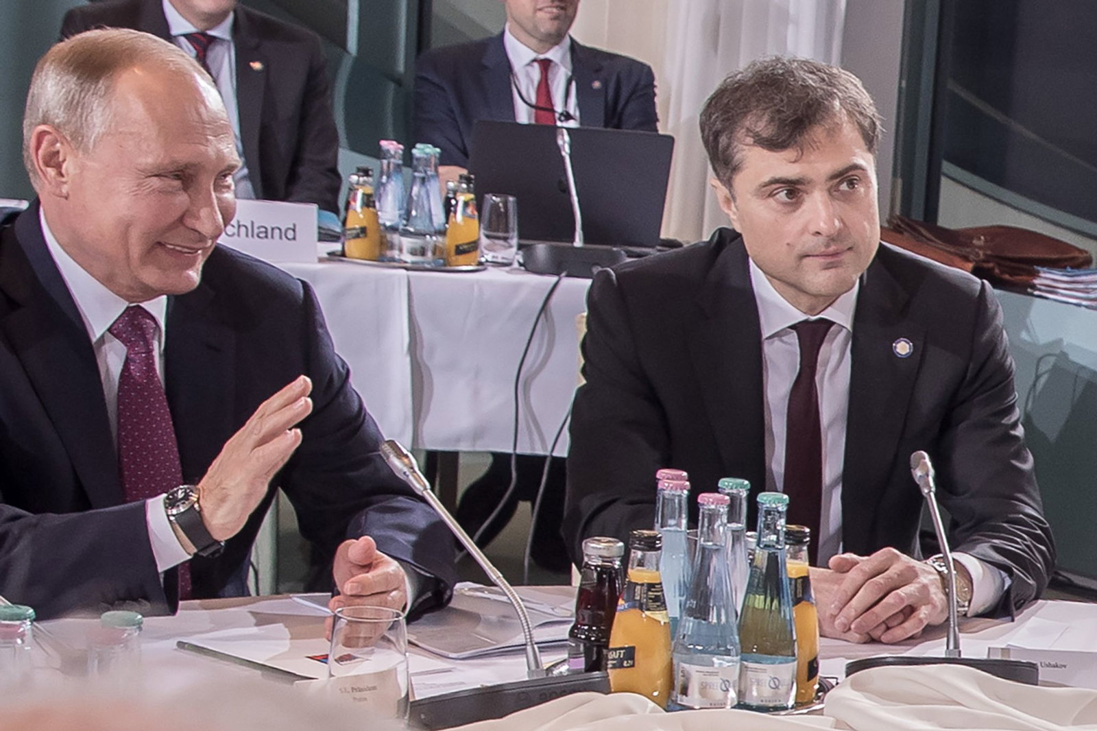 Jahrleang galt Wladislaw Surkow als einer der wichtigsten Berater von Kremlchef Wladimir Putin (l). (Archivbild)