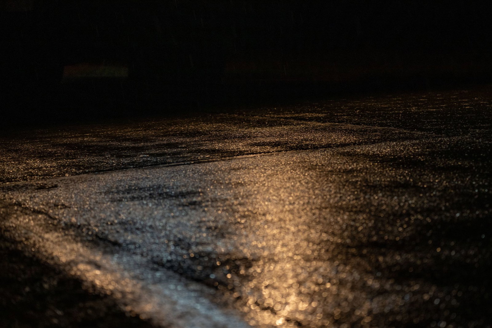 Wohl weil er auf der nassen Fahrbahn zu schnell unterwegs war, verlor der Fahrer die Kontrolle über seinen Transporter. (Symbolbild)