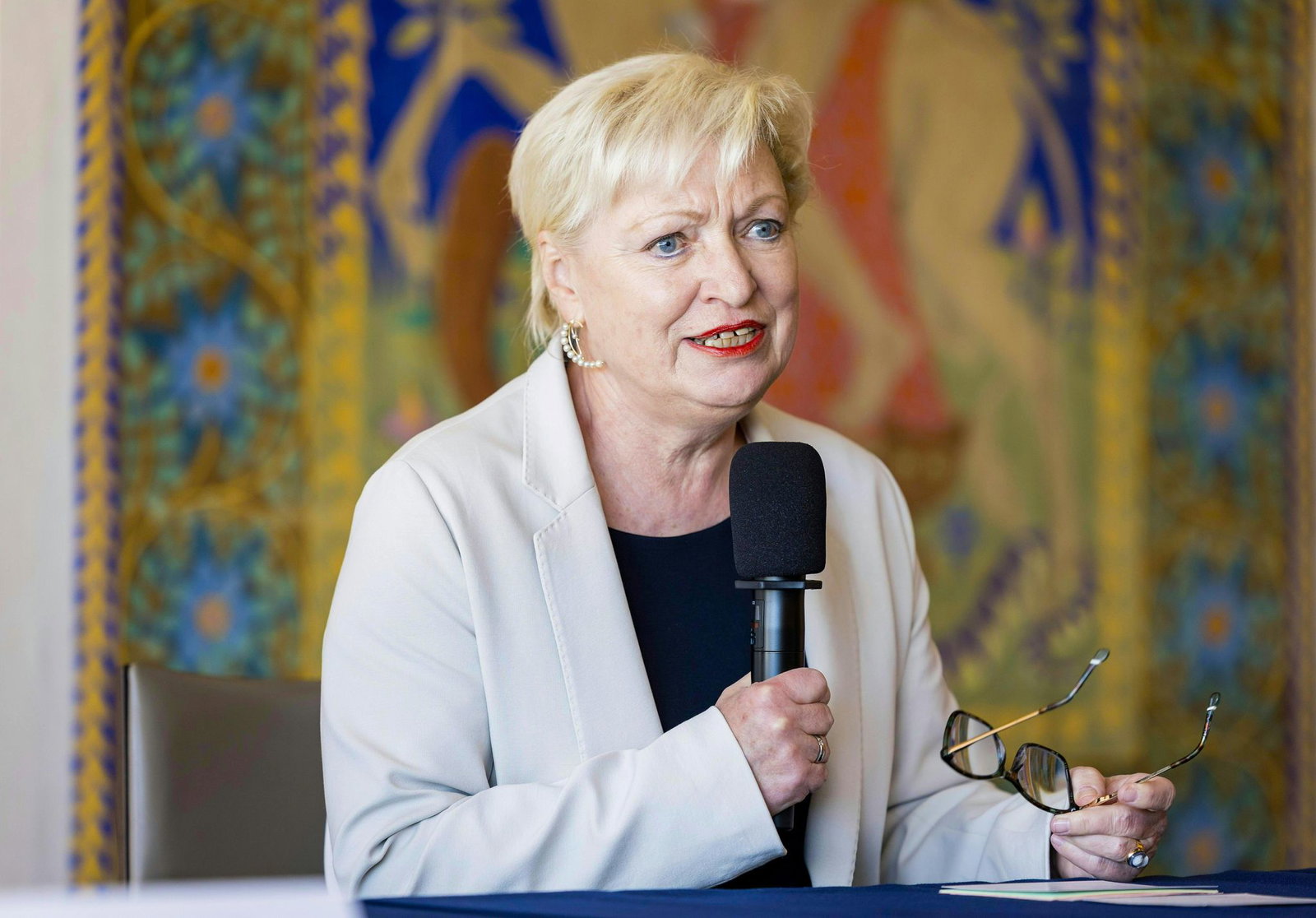 Die neue Festivalchefin telefonierte bereits mit Jelinek und Handke. 