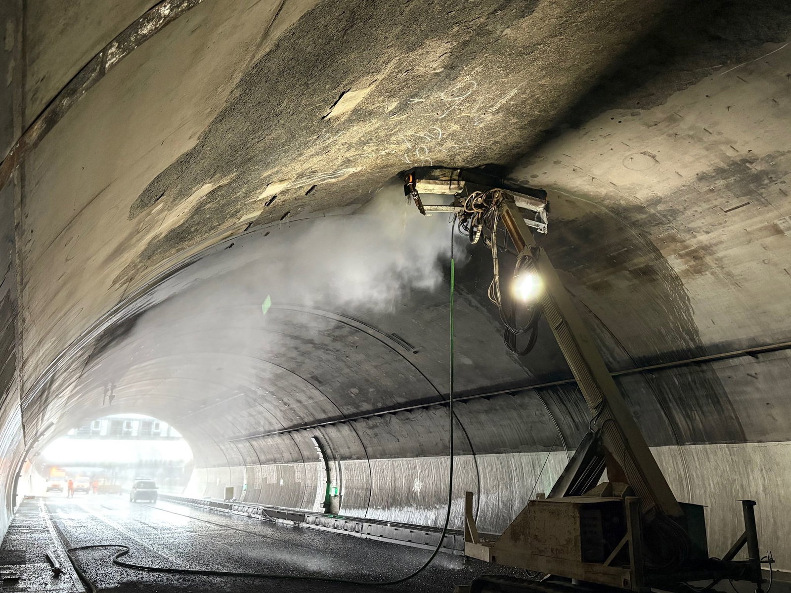 Das Feuer hatte die Betriebstechnik in der Weströhre auf mehreren Hundert Metern zerstört. (Archivbild)
