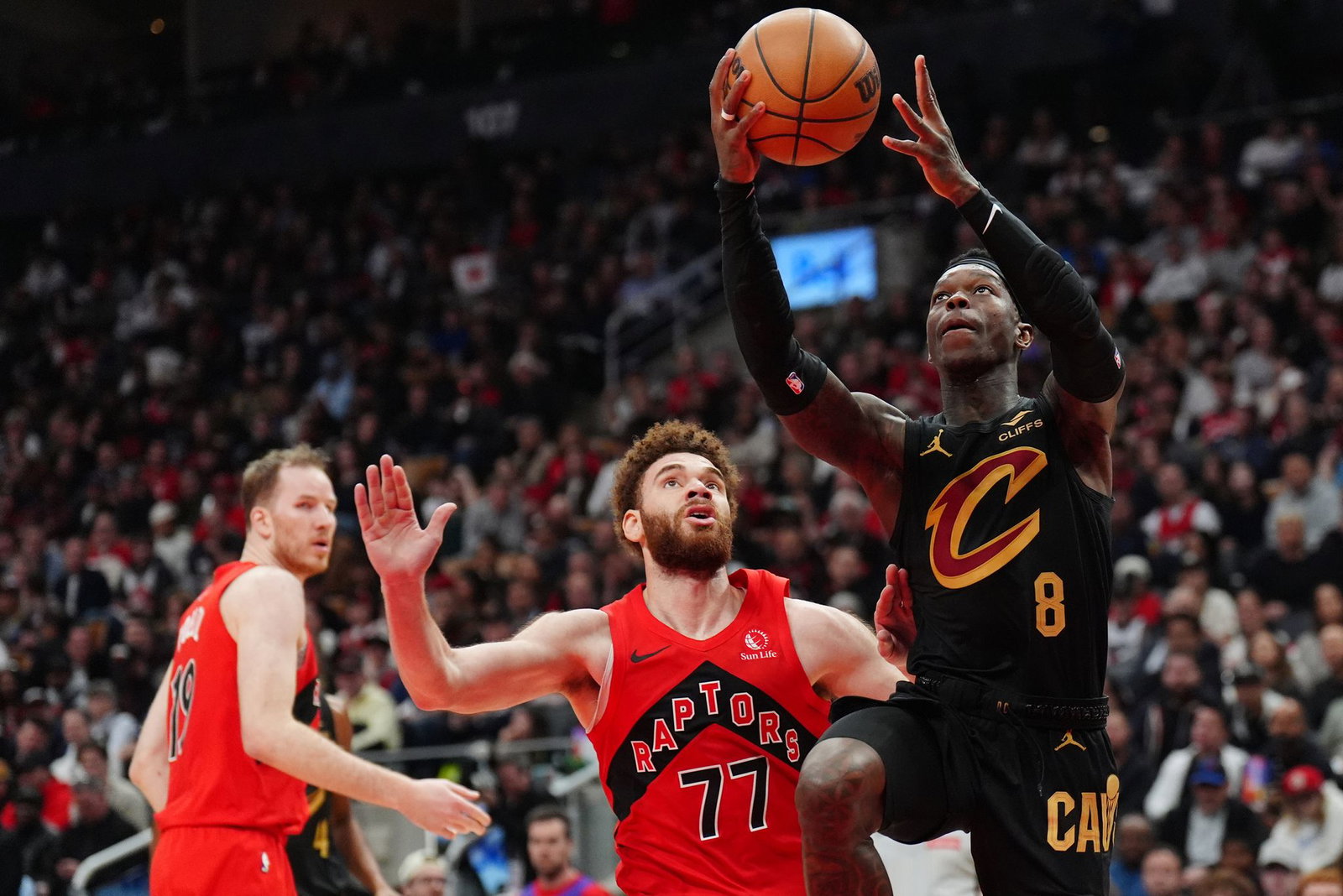 Dennis Schröder (r.) kam für die Cleveland Cavaliers in Toronto wieder von der Bank.