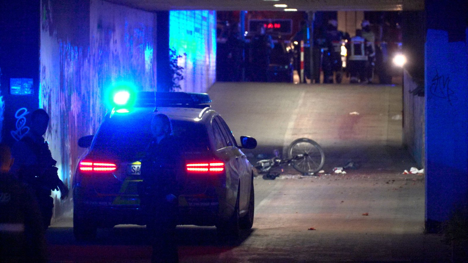 Die Polizei ermittelt, was in der Unterführung geschehen ist. 