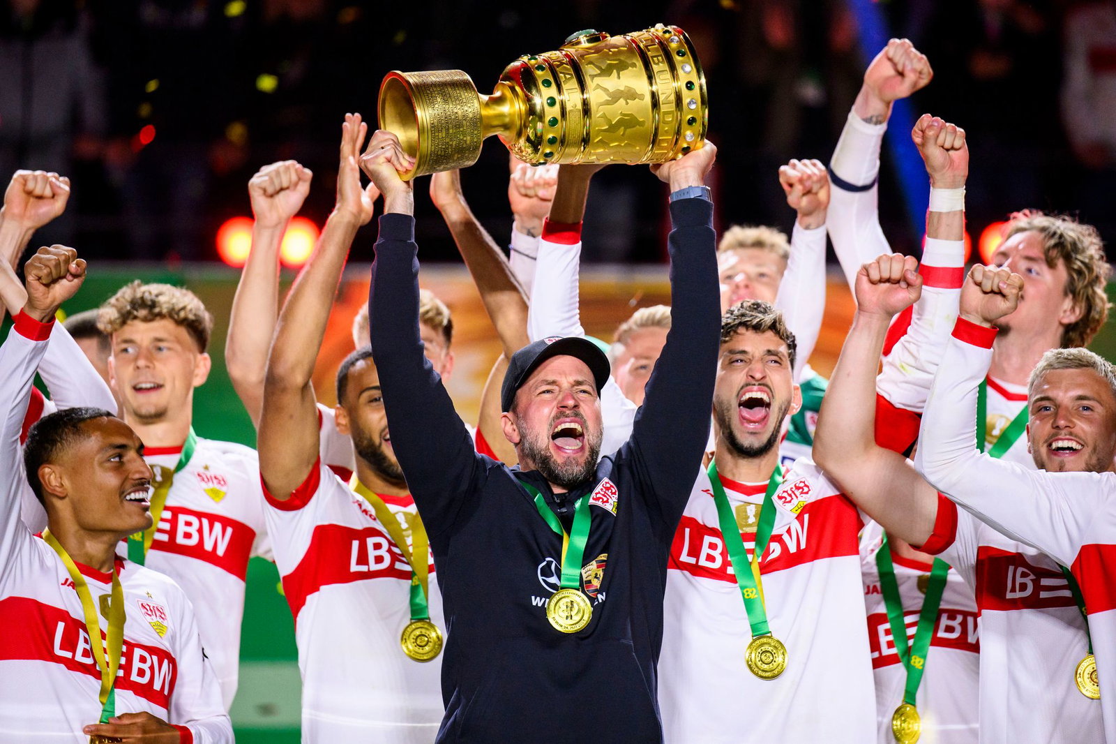 Zwei Siege trennen den VfB und Trainer Sebastian Hoeneß (Mitte) vom erneuten Pokal-Triumph. (Archivbild)
