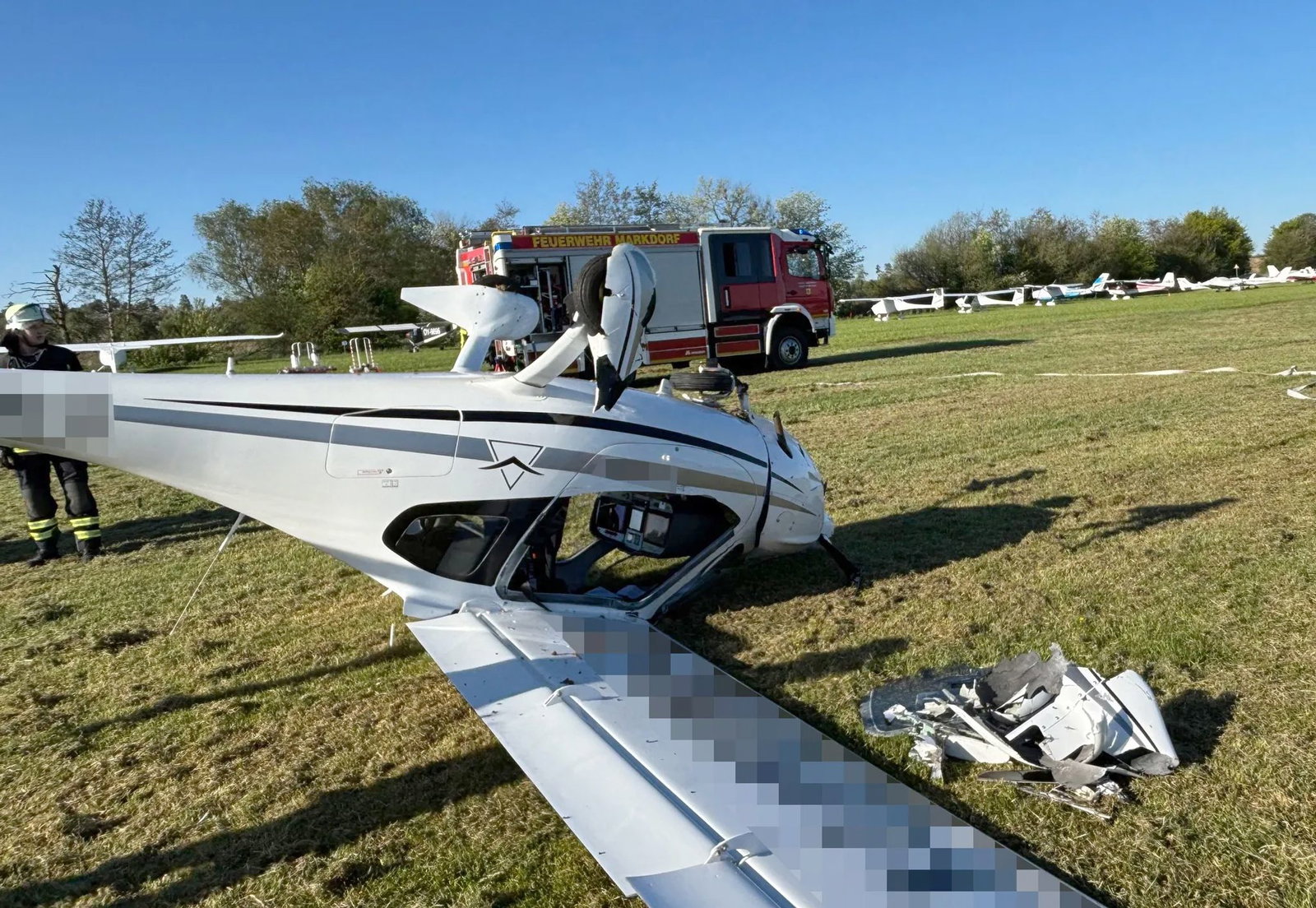 Das Kleinflugzeug hatte sich überschlagen. 