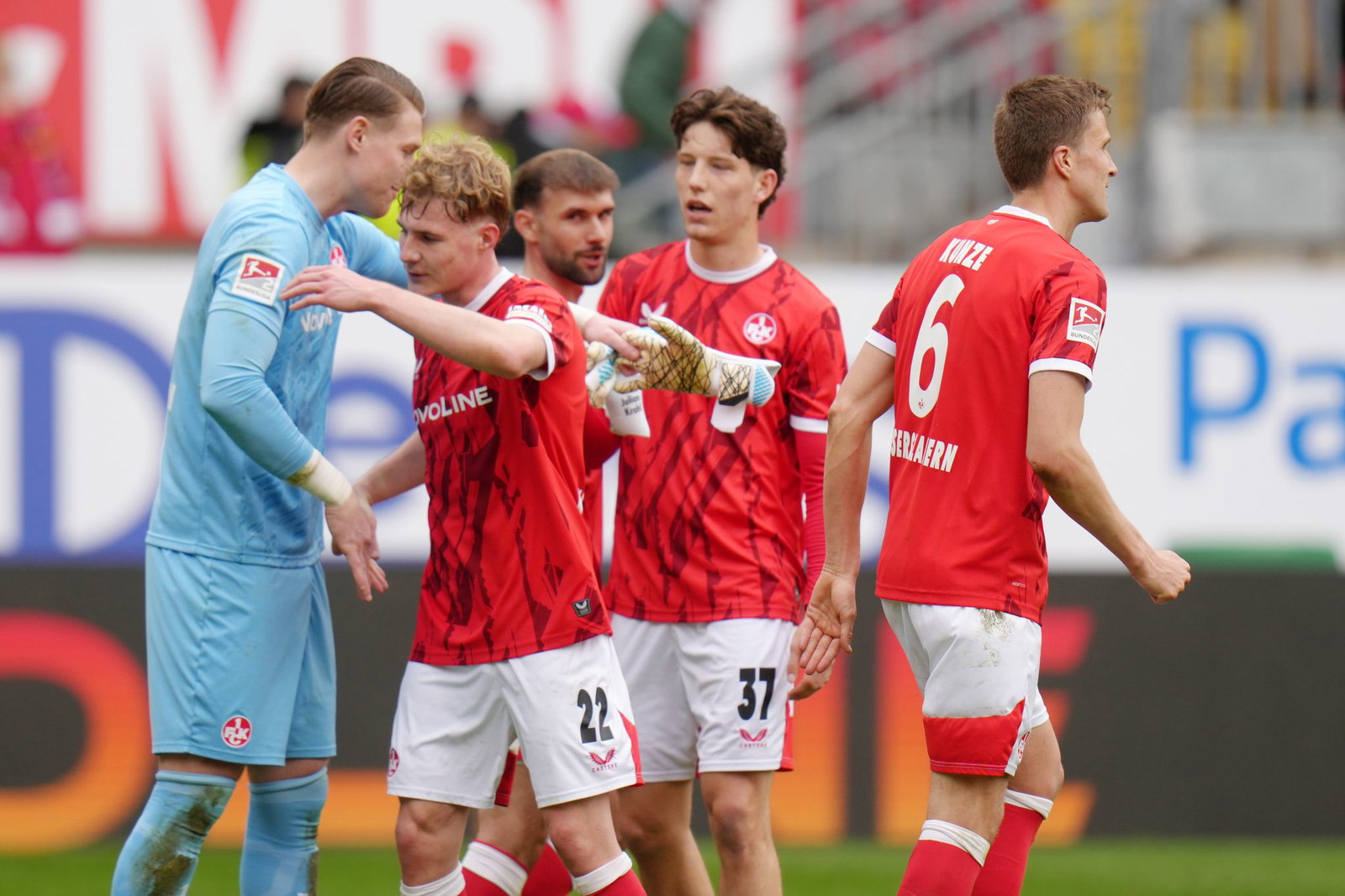 Kaiserslauterns Spieler bejubeln den 10. Heimsieg der Saison. 