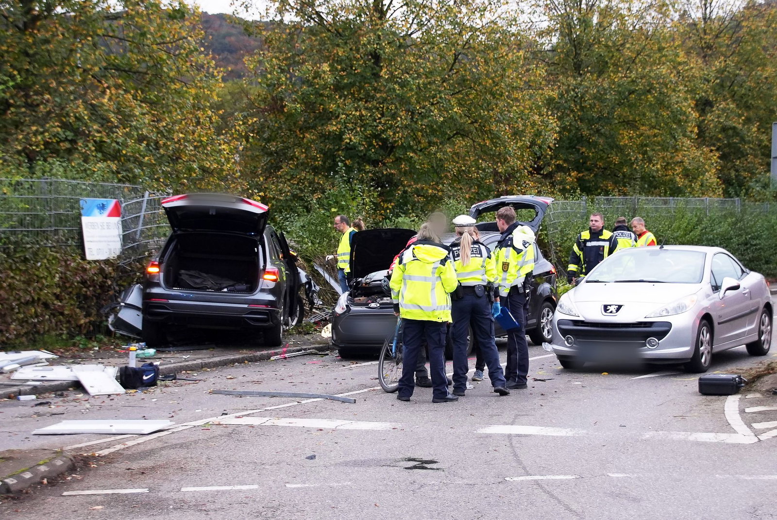  Bei dem schweren Verkehrsunfall sind drei Menschen gestorben. (Archivfoto) 