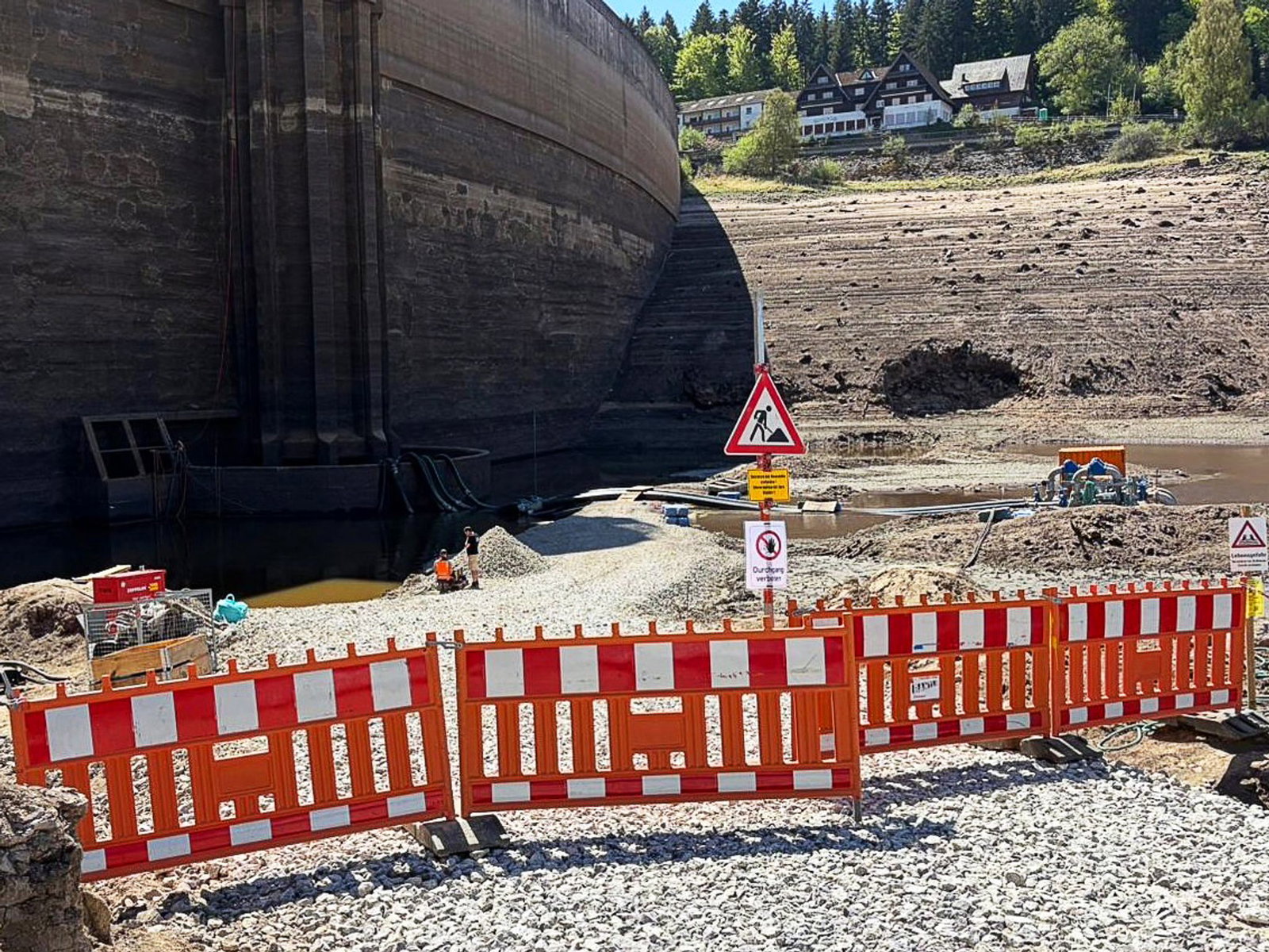 Am Stausee der Schwarzenbach-Talsperre sollen sich laut dem zuständigen Energieversorger EnBW «über 100 gut sichtbare Hinweisschilder sowie klare Absperrungen an den Zuwegen» befinden. 