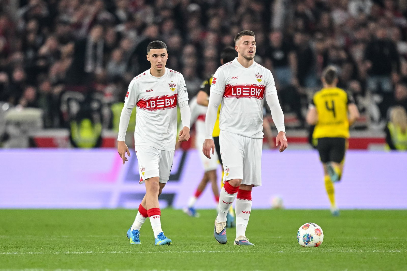 Ermedin Demirovic (r) musste mit dem VfB eine Enttäuschung gegen Dortmund einstecken - über die WM-Qualifikation mit dem Nationalteam ist die Freude enorm.