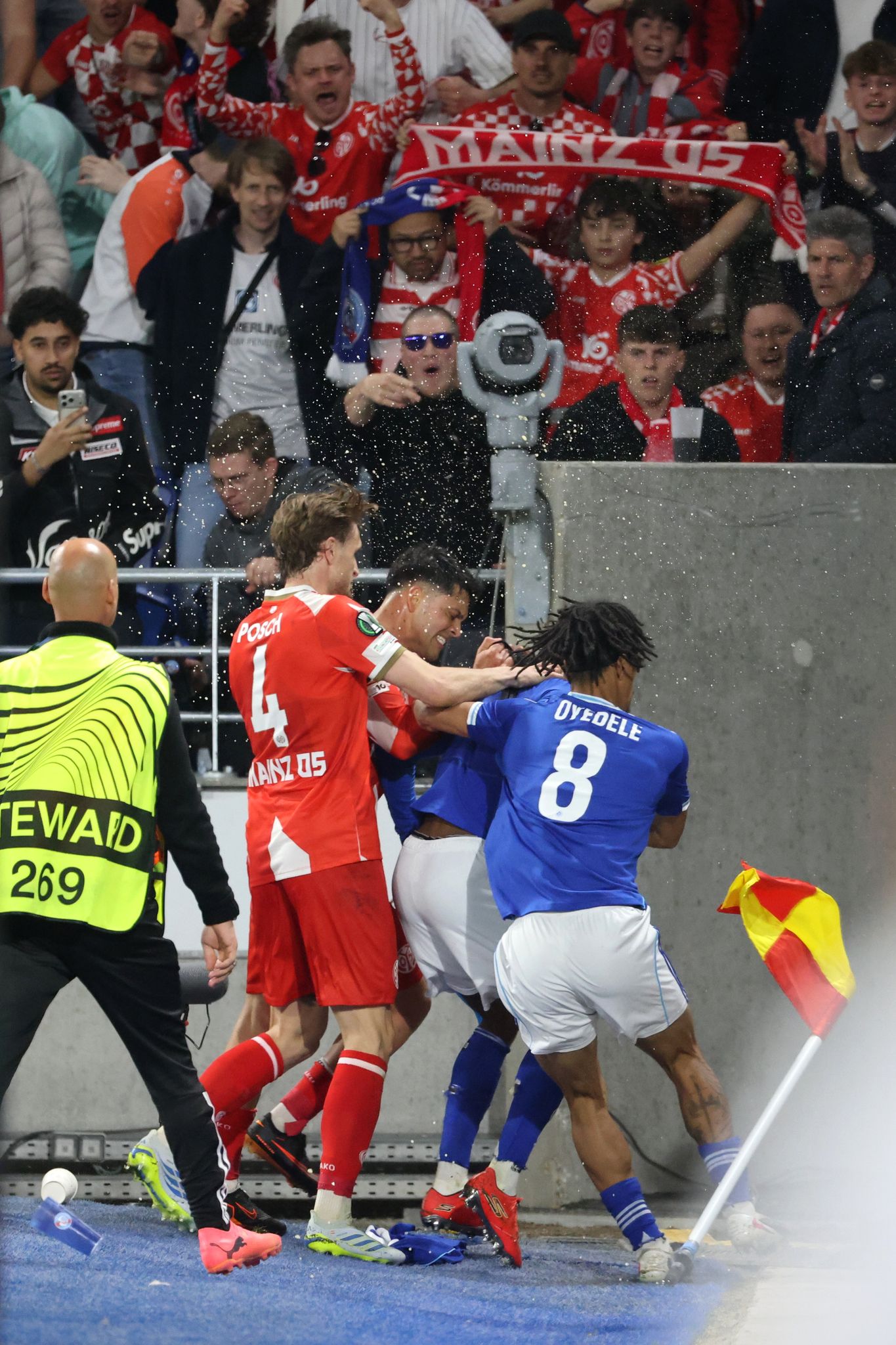 Gerangel von Spielern beider Teams nach der Partie.