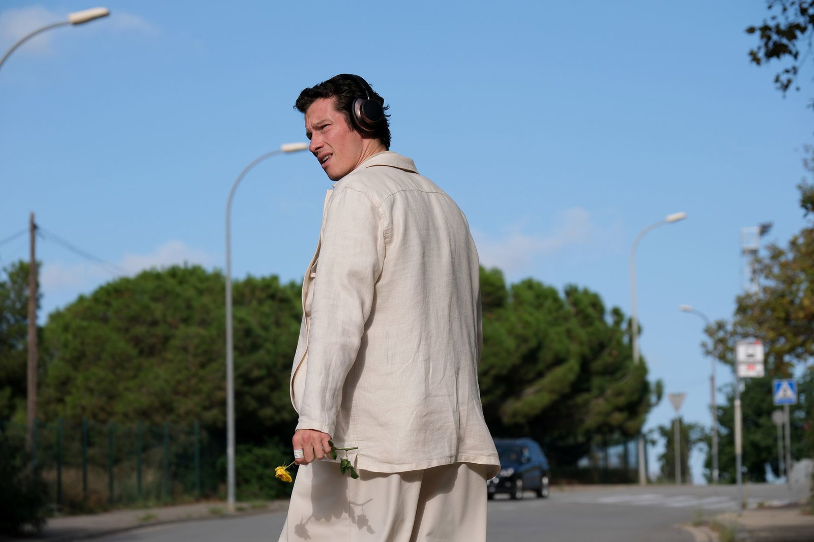 Callum Turner spielt Ed. 